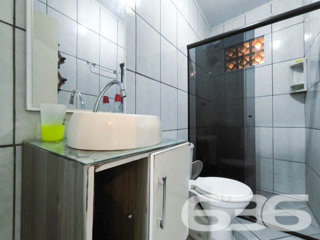 Descubra o seu próximo lar em Balneário Barra do Sul – Residência perfeita para quem busca conforto e lazer pertinho do mar!

Localizada no coração de Balneário Barra do Sul, SC, esta charmosa residência térrea oferece a combinação perfeita de conforto, funcionalidade e localização. Com um terreno de 94,98m², a casa dispõe de 45,00m² de área construída, projetada para maximizar o espaço e o bem-estar de seus moradores.

Ao entrar, você será recebido em uma acolhedora sala de estar, que se integra harmoniosamente à sala de jantar, proporcionando um ambiente ideal para momentos em família. A cozinha, prática e funcional, está equipada para atender todas as suas necessidades culinárias, enquanto os dois dormitórios são o refúgio perfeito para um descanso tranquilo após um dia de praia.

A área externa é um verdadeiro convite ao lazer, com uma ampla varanda coberta que inclui uma churrasqueira perfeita para confraternizações e momentos de lazer. Imagine as memórias que você poderá criar neste espaço, seja em um churrasco em família ou simplesmente relaxando ao ar livre.

Esta residência está situada em uma das localizações mais valorizadas de Barra do Sul, conhecida como Boca da Barra. 

Para sua conveniência, o imóvel conta com garagem coberta, banheiro bem mantido, despensa, e é completamente murado, garantindo privacidade e segurança. A infraestrutura local inclui fácil acesso a vias principais, transporte público, escolas e serviços públicos essenciais, tornando o dia a dia prático e sem complicações.

Conecte-se com a natureza e com a tranquilidade de viver perto do mar, em uma residência que oferece não apenas um lugar para morar, mas um verdadeiro lar. Não perca a chance de conhecer este imóvel encantador, ideal para quem valoriza a qualidade de vida e a proximidade com a natureza. Entre em contato conosco na 636 Negócios Imobiliários e agende sua visita! Esta é a oportunidade perfeita para você que sonha com um lar na praia com todo o conforto e comodidade.
 
636 NEGÓCIOS IMOBILIÁRIOS: A SUA MELHOR ESCOLHA
Com mais de 30 anos de experiência, a 636 Negócios Imobiliários é sua parceira ideal para encontrar o imóvel perfeito. Estamos prontos para ajudá-lo a fazer deste imóvel o seu novo lar.
 
Telefone: (47) 3451-0636
WhatsApp: (47) 99190-0636
 
Não perca esta oportunidade única. Visite nosso site para mais informações: i636.com.br