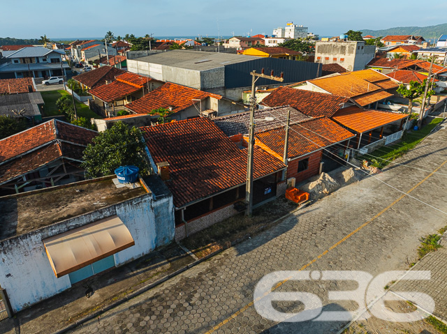 Descubra o seu próximo lar em Balneário Barra do Sul – Residência perfeita para quem busca conforto e lazer pertinho do mar!

Localizada no coração de Balneário Barra do Sul, SC, esta charmosa residência térrea oferece a combinação perfeita de conforto, funcionalidade e localização. Com um terreno de 94,98m², a casa dispõe de 45,00m² de área construída, projetada para maximizar o espaço e o bem-estar de seus moradores.

Ao entrar, você será recebido em uma acolhedora sala de estar, que se integra harmoniosamente à sala de jantar, proporcionando um ambiente ideal para momentos em família. A cozinha, prática e funcional, está equipada para atender todas as suas necessidades culinárias, enquanto os dois dormitórios são o refúgio perfeito para um descanso tranquilo após um dia de praia.

A área externa é um verdadeiro convite ao lazer, com uma ampla varanda coberta que inclui uma churrasqueira perfeita para confraternizações e momentos de lazer. Imagine as memórias que você poderá criar neste espaço, seja em um churrasco em família ou simplesmente relaxando ao ar livre.

Esta residência está situada em uma das localizações mais valorizadas de Barra do Sul, conhecida como Boca da Barra. 

Para sua conveniência, o imóvel conta com garagem coberta, banheiro bem mantido, despensa, e é completamente murado, garantindo privacidade e segurança. A infraestrutura local inclui fácil acesso a vias principais, transporte público, escolas e serviços públicos essenciais, tornando o dia a dia prático e sem complicações.

Conecte-se com a natureza e com a tranquilidade de viver perto do mar, em uma residência que oferece não apenas um lugar para morar, mas um verdadeiro lar. Não perca a chance de conhecer este imóvel encantador, ideal para quem valoriza a qualidade de vida e a proximidade com a natureza. Entre em contato conosco na 636 Negócios Imobiliários e agende sua visita! Esta é a oportunidade perfeita para você que sonha com um lar na praia com todo o conforto e comodidade.
 
636 NEGÓCIOS IMOBILIÁRIOS: A SUA MELHOR ESCOLHA
Com mais de 30 anos de experiência, a 636 Negócios Imobiliários é sua parceira ideal para encontrar o imóvel perfeito. Estamos prontos para ajudá-lo a fazer deste imóvel o seu novo lar.
 
Telefone: (47) 3451-0636
WhatsApp: (47) 99190-0636
 
Não perca esta oportunidade única. Visite nosso site para mais informações: i636.com.br