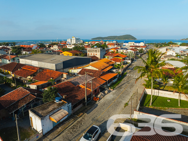 Descubra o seu próximo lar em Balneário Barra do Sul – Residência perfeita para quem busca conforto e lazer pertinho do mar!

Localizada no coração de Balneário Barra do Sul, SC, esta charmosa residência térrea oferece a combinação perfeita de conforto, funcionalidade e localização. Com um terreno de 94,98m², a casa dispõe de 45,00m² de área construída, projetada para maximizar o espaço e o bem-estar de seus moradores.

Ao entrar, você será recebido em uma acolhedora sala de estar, que se integra harmoniosamente à sala de jantar, proporcionando um ambiente ideal para momentos em família. A cozinha, prática e funcional, está equipada para atender todas as suas necessidades culinárias, enquanto os dois dormitórios são o refúgio perfeito para um descanso tranquilo após um dia de praia.

A área externa é um verdadeiro convite ao lazer, com uma ampla varanda coberta que inclui uma churrasqueira perfeita para confraternizações e momentos de lazer. Imagine as memórias que você poderá criar neste espaço, seja em um churrasco em família ou simplesmente relaxando ao ar livre.

Esta residência está situada em uma das localizações mais valorizadas de Barra do Sul, conhecida como Boca da Barra. 

Para sua conveniência, o imóvel conta com garagem coberta, banheiro bem mantido, despensa, e é completamente murado, garantindo privacidade e segurança. A infraestrutura local inclui fácil acesso a vias principais, transporte público, escolas e serviços públicos essenciais, tornando o dia a dia prático e sem complicações.

Conecte-se com a natureza e com a tranquilidade de viver perto do mar, em uma residência que oferece não apenas um lugar para morar, mas um verdadeiro lar. Não perca a chance de conhecer este imóvel encantador, ideal para quem valoriza a qualidade de vida e a proximidade com a natureza. Entre em contato conosco na 636 Negócios Imobiliários e agende sua visita! Esta é a oportunidade perfeita para você que sonha com um lar na praia com todo o conforto e comodidade.
 
636 NEGÓCIOS IMOBILIÁRIOS: A SUA MELHOR ESCOLHA
Com mais de 30 anos de experiência, a 636 Negócios Imobiliários é sua parceira ideal para encontrar o imóvel perfeito. Estamos prontos para ajudá-lo a fazer deste imóvel o seu novo lar.
 
Telefone: (47) 3451-0636
WhatsApp: (47) 99190-0636
 
Não perca esta oportunidade única. Visite nosso site para mais informações: i636.com.br