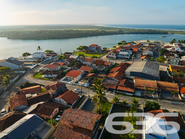 Descubra o seu próximo lar em Balneário Barra do Sul – Residência perfeita para quem busca conforto e lazer pertinho do mar!

Localizada no coração de Balneário Barra do Sul, SC, esta charmosa residência térrea oferece a combinação perfeita de conforto, funcionalidade e localização. Com um terreno de 94,98m², a casa dispõe de 45,00m² de área construída, projetada para maximizar o espaço e o bem-estar de seus moradores.

Ao entrar, você será recebido em uma acolhedora sala de estar, que se integra harmoniosamente à sala de jantar, proporcionando um ambiente ideal para momentos em família. A cozinha, prática e funcional, está equipada para atender todas as suas necessidades culinárias, enquanto os dois dormitórios são o refúgio perfeito para um descanso tranquilo após um dia de praia.

A área externa é um verdadeiro convite ao lazer, com uma ampla varanda coberta que inclui uma churrasqueira perfeita para confraternizações e momentos de lazer. Imagine as memórias que você poderá criar neste espaço, seja em um churrasco em família ou simplesmente relaxando ao ar livre.

Esta residência está situada em uma das localizações mais valorizadas de Barra do Sul, conhecida como Boca da Barra. 

Para sua conveniência, o imóvel conta com garagem coberta, banheiro bem mantido, despensa, e é completamente murado, garantindo privacidade e segurança. A infraestrutura local inclui fácil acesso a vias principais, transporte público, escolas e serviços públicos essenciais, tornando o dia a dia prático e sem complicações.

Conecte-se com a natureza e com a tranquilidade de viver perto do mar, em uma residência que oferece não apenas um lugar para morar, mas um verdadeiro lar. Não perca a chance de conhecer este imóvel encantador, ideal para quem valoriza a qualidade de vida e a proximidade com a natureza. Entre em contato conosco na 636 Negócios Imobiliários e agende sua visita! Esta é a oportunidade perfeita para você que sonha com um lar na praia com todo o conforto e comodidade.
 
636 NEGÓCIOS IMOBILIÁRIOS: A SUA MELHOR ESCOLHA
Com mais de 30 anos de experiência, a 636 Negócios Imobiliários é sua parceira ideal para encontrar o imóvel perfeito. Estamos prontos para ajudá-lo a fazer deste imóvel o seu novo lar.
 
Telefone: (47) 3451-0636
WhatsApp: (47) 99190-0636
 
Não perca esta oportunidade única. Visite nosso site para mais informações: i636.com.br