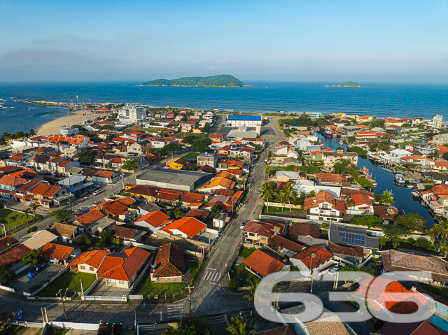 Descubra o seu próximo lar em Balneário Barra do Sul – Residência perfeita para quem busca conforto e lazer pertinho do mar!

Localizada no coração de Balneário Barra do Sul, SC, esta charmosa residência térrea oferece a combinação perfeita de conforto, funcionalidade e localização. Com um terreno de 94,98m², a casa dispõe de 45,00m² de área construída, projetada para maximizar o espaço e o bem-estar de seus moradores.

Ao entrar, você será recebido em uma acolhedora sala de estar, que se integra harmoniosamente à sala de jantar, proporcionando um ambiente ideal para momentos em família. A cozinha, prática e funcional, está equipada para atender todas as suas necessidades culinárias, enquanto os dois dormitórios são o refúgio perfeito para um descanso tranquilo após um dia de praia.

A área externa é um verdadeiro convite ao lazer, com uma ampla varanda coberta que inclui uma churrasqueira perfeita para confraternizações e momentos de lazer. Imagine as memórias que você poderá criar neste espaço, seja em um churrasco em família ou simplesmente relaxando ao ar livre.

Esta residência está situada em uma das localizações mais valorizadas de Barra do Sul, conhecida como Boca da Barra. 

Para sua conveniência, o imóvel conta com garagem coberta, banheiro bem mantido, despensa, e é completamente murado, garantindo privacidade e segurança. A infraestrutura local inclui fácil acesso a vias principais, transporte público, escolas e serviços públicos essenciais, tornando o dia a dia prático e sem complicações.

Conecte-se com a natureza e com a tranquilidade de viver perto do mar, em uma residência que oferece não apenas um lugar para morar, mas um verdadeiro lar. Não perca a chance de conhecer este imóvel encantador, ideal para quem valoriza a qualidade de vida e a proximidade com a natureza. Entre em contato conosco na 636 Negócios Imobiliários e agende sua visita! Esta é a oportunidade perfeita para você que sonha com um lar na praia com todo o conforto e comodidade.
 
636 NEGÓCIOS IMOBILIÁRIOS: A SUA MELHOR ESCOLHA
Com mais de 30 anos de experiência, a 636 Negócios Imobiliários é sua parceira ideal para encontrar o imóvel perfeito. Estamos prontos para ajudá-lo a fazer deste imóvel o seu novo lar.
 
Telefone: (47) 3451-0636
WhatsApp: (47) 99190-0636
 
Não perca esta oportunidade única. Visite nosso site para mais informações: i636.com.br