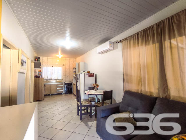 Descubra o seu próximo lar em Balneário Barra do Sul – Residência perfeita para quem busca conforto e lazer pertinho do mar!

Localizada no coração de Balneário Barra do Sul, SC, esta charmosa residência térrea oferece a combinação perfeita de conforto, funcionalidade e localização. Com um terreno de 94,98m², a casa dispõe de 45,00m² de área construída, projetada para maximizar o espaço e o bem-estar de seus moradores.

Ao entrar, você será recebido em uma acolhedora sala de estar, que se integra harmoniosamente à sala de jantar, proporcionando um ambiente ideal para momentos em família. A cozinha, prática e funcional, está equipada para atender todas as suas necessidades culinárias, enquanto os dois dormitórios são o refúgio perfeito para um descanso tranquilo após um dia de praia.

A área externa é um verdadeiro convite ao lazer, com uma ampla varanda coberta que inclui uma churrasqueira perfeita para confraternizações e momentos de lazer. Imagine as memórias que você poderá criar neste espaço, seja em um churrasco em família ou simplesmente relaxando ao ar livre.

Esta residência está situada em uma das localizações mais valorizadas de Barra do Sul, conhecida como Boca da Barra. 

Para sua conveniência, o imóvel conta com garagem coberta, banheiro bem mantido, despensa, e é completamente murado, garantindo privacidade e segurança. A infraestrutura local inclui fácil acesso a vias principais, transporte público, escolas e serviços públicos essenciais, tornando o dia a dia prático e sem complicações.

Conecte-se com a natureza e com a tranquilidade de viver perto do mar, em uma residência que oferece não apenas um lugar para morar, mas um verdadeiro lar. Não perca a chance de conhecer este imóvel encantador, ideal para quem valoriza a qualidade de vida e a proximidade com a natureza. Entre em contato conosco na 636 Negócios Imobiliários e agende sua visita! Esta é a oportunidade perfeita para você que sonha com um lar na praia com todo o conforto e comodidade.
 
636 NEGÓCIOS IMOBILIÁRIOS: A SUA MELHOR ESCOLHA
Com mais de 30 anos de experiência, a 636 Negócios Imobiliários é sua parceira ideal para encontrar o imóvel perfeito. Estamos prontos para ajudá-lo a fazer deste imóvel o seu novo lar.
 
Telefone: (47) 3451-0636
WhatsApp: (47) 99190-0636
 
Não perca esta oportunidade única. Visite nosso site para mais informações: i636.com.br