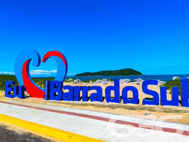 Descubra o seu próximo lar em Balneário Barra do Sul – Residência perfeita para quem busca conforto e lazer pertinho do mar!

Localizada no coração de Balneário Barra do Sul, SC, esta charmosa residência térrea oferece a combinação perfeita de conforto, funcionalidade e localização. Com um terreno de 94,98m², a casa dispõe de 45,00m² de área construída, projetada para maximizar o espaço e o bem-estar de seus moradores.

Ao entrar, você será recebido em uma acolhedora sala de estar, que se integra harmoniosamente à sala de jantar, proporcionando um ambiente ideal para momentos em família. A cozinha, prática e funcional, está equipada para atender todas as suas necessidades culinárias, enquanto os dois dormitórios são o refúgio perfeito para um descanso tranquilo após um dia de praia.

A área externa é um verdadeiro convite ao lazer, com uma ampla varanda coberta que inclui uma churrasqueira perfeita para confraternizações e momentos de lazer. Imagine as memórias que você poderá criar neste espaço, seja em um churrasco em família ou simplesmente relaxando ao ar livre.

Esta residência está situada em uma das localizações mais valorizadas de Barra do Sul, conhecida como Boca da Barra. 

Para sua conveniência, o imóvel conta com garagem coberta, banheiro bem mantido, despensa, e é completamente murado, garantindo privacidade e segurança. A infraestrutura local inclui fácil acesso a vias principais, transporte público, escolas e serviços públicos essenciais, tornando o dia a dia prático e sem complicações.

Conecte-se com a natureza e com a tranquilidade de viver perto do mar, em uma residência que oferece não apenas um lugar para morar, mas um verdadeiro lar. Não perca a chance de conhecer este imóvel encantador, ideal para quem valoriza a qualidade de vida e a proximidade com a natureza. Entre em contato conosco na 636 Negócios Imobiliários e agende sua visita! Esta é a oportunidade perfeita para você que sonha com um lar na praia com todo o conforto e comodidade.
 
636 NEGÓCIOS IMOBILIÁRIOS: A SUA MELHOR ESCOLHA
Com mais de 30 anos de experiência, a 636 Negócios Imobiliários é sua parceira ideal para encontrar o imóvel perfeito. Estamos prontos para ajudá-lo a fazer deste imóvel o seu novo lar.
 
Telefone: (47) 3451-0636
WhatsApp: (47) 99190-0636
 
Não perca esta oportunidade única. Visite nosso site para mais informações: i636.com.br