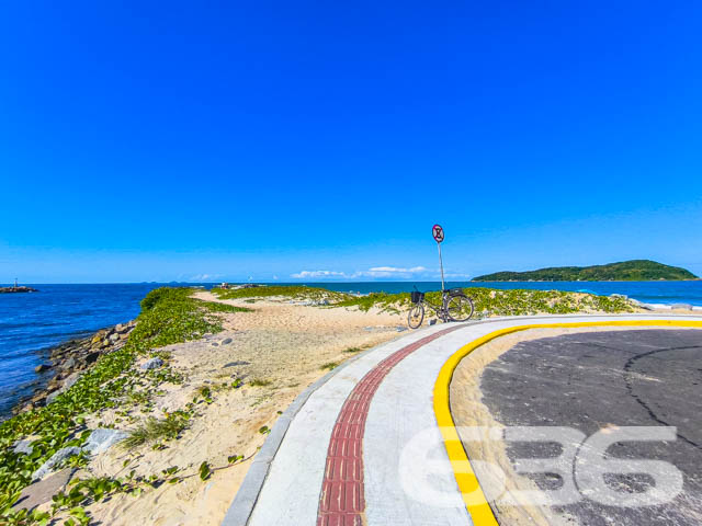 Descubra o seu próximo lar em Balneário Barra do Sul – Residência perfeita para quem busca conforto e lazer pertinho do mar!

Localizada no coração de Balneário Barra do Sul, SC, esta charmosa residência térrea oferece a combinação perfeita de conforto, funcionalidade e localização. Com um terreno de 94,98m², a casa dispõe de 45,00m² de área construída, projetada para maximizar o espaço e o bem-estar de seus moradores.

Ao entrar, você será recebido em uma acolhedora sala de estar, que se integra harmoniosamente à sala de jantar, proporcionando um ambiente ideal para momentos em família. A cozinha, prática e funcional, está equipada para atender todas as suas necessidades culinárias, enquanto os dois dormitórios são o refúgio perfeito para um descanso tranquilo após um dia de praia.

A área externa é um verdadeiro convite ao lazer, com uma ampla varanda coberta que inclui uma churrasqueira perfeita para confraternizações e momentos de lazer. Imagine as memórias que você poderá criar neste espaço, seja em um churrasco em família ou simplesmente relaxando ao ar livre.

Esta residência está situada em uma das localizações mais valorizadas de Barra do Sul, conhecida como Boca da Barra. 

Para sua conveniência, o imóvel conta com garagem coberta, banheiro bem mantido, despensa, e é completamente murado, garantindo privacidade e segurança. A infraestrutura local inclui fácil acesso a vias principais, transporte público, escolas e serviços públicos essenciais, tornando o dia a dia prático e sem complicações.

Conecte-se com a natureza e com a tranquilidade de viver perto do mar, em uma residência que oferece não apenas um lugar para morar, mas um verdadeiro lar. Não perca a chance de conhecer este imóvel encantador, ideal para quem valoriza a qualidade de vida e a proximidade com a natureza. Entre em contato conosco na 636 Negócios Imobiliários e agende sua visita! Esta é a oportunidade perfeita para você que sonha com um lar na praia com todo o conforto e comodidade.
 
636 NEGÓCIOS IMOBILIÁRIOS: A SUA MELHOR ESCOLHA
Com mais de 30 anos de experiência, a 636 Negócios Imobiliários é sua parceira ideal para encontrar o imóvel perfeito. Estamos prontos para ajudá-lo a fazer deste imóvel o seu novo lar.
 
Telefone: (47) 3451-0636
WhatsApp: (47) 99190-0636
 
Não perca esta oportunidade única. Visite nosso site para mais informações: i636.com.br
