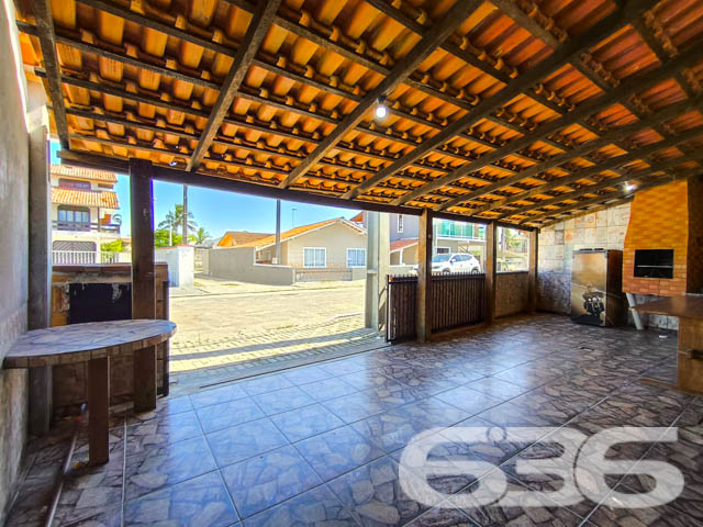 Descubra o seu próximo lar em Balneário Barra do Sul – Residência perfeita para quem busca conforto e lazer pertinho do mar!

Localizada no coração de Balneário Barra do Sul, SC, esta charmosa residência térrea oferece a combinação perfeita de conforto, funcionalidade e localização. Com um terreno de 94,98m², a casa dispõe de 45,00m² de área construída, projetada para maximizar o espaço e o bem-estar de seus moradores.

Ao entrar, você será recebido em uma acolhedora sala de estar, que se integra harmoniosamente à sala de jantar, proporcionando um ambiente ideal para momentos em família. A cozinha, prática e funcional, está equipada para atender todas as suas necessidades culinárias, enquanto os dois dormitórios são o refúgio perfeito para um descanso tranquilo após um dia de praia.

A área externa é um verdadeiro convite ao lazer, com uma ampla varanda coberta que inclui uma churrasqueira perfeita para confraternizações e momentos de lazer. Imagine as memórias que você poderá criar neste espaço, seja em um churrasco em família ou simplesmente relaxando ao ar livre.

Esta residência está situada em uma das localizações mais valorizadas de Barra do Sul, conhecida como Boca da Barra. 

Para sua conveniência, o imóvel conta com garagem coberta, banheiro bem mantido, despensa, e é completamente murado, garantindo privacidade e segurança. A infraestrutura local inclui fácil acesso a vias principais, transporte público, escolas e serviços públicos essenciais, tornando o dia a dia prático e sem complicações.

Conecte-se com a natureza e com a tranquilidade de viver perto do mar, em uma residência que oferece não apenas um lugar para morar, mas um verdadeiro lar. Não perca a chance de conhecer este imóvel encantador, ideal para quem valoriza a qualidade de vida e a proximidade com a natureza. Entre em contato conosco na 636 Negócios Imobiliários e agende sua visita! Esta é a oportunidade perfeita para você que sonha com um lar na praia com todo o conforto e comodidade.
 
636 NEGÓCIOS IMOBILIÁRIOS: A SUA MELHOR ESCOLHA
Com mais de 30 anos de experiência, a 636 Negócios Imobiliários é sua parceira ideal para encontrar o imóvel perfeito. Estamos prontos para ajudá-lo a fazer deste imóvel o seu novo lar.
 
Telefone: (47) 3451-0636
WhatsApp: (47) 99190-0636
 
Não perca esta oportunidade única. Visite nosso site para mais informações: i636.com.br
