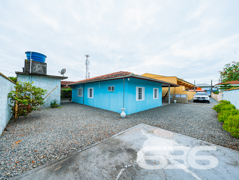 Excelente residência térrea no Centro de Balneário Barra do Sul – conforto, espaço e localização estratégica para viver bem com sua família!

Você está procurando um imóvel amplo, bem conservado e pronto para morar? Esta residência é uma excelente oportunidade para quem busca tranquilidade, segurança e praticidade em um dos bairros mais centrais de Balneário Barra do Sul/SC.

Com 125m² de área, a casa foi edificada em um terreno plano, com geometria regular e generosos 332,06m². 

O imóvel conta com 03 dormitórios, 02 banheiros, sala de estar, sala de jantar e cozinha funcional, além de uma área de serviço espaçosa. A residência é toda murada, com janelas de alumínio, venezianas e grades de proteção, oferecendo segurança e privacidade. 

Nos fundos, uma edícula ampla complementa o espaço com churrasqueira, lavanderia e banheiro completo, ideal para momentos de lazer com a família ou para uso como espaço multiuso.

A casa dispõe ainda de vaga coberta e descoberta para 3 veículos, conexão de internet via fibra, e está localizada em rua próxima a vias de acesso, escolas, comércios, transporte público, serviços de saúde e demais facilidades urbanas.

636 Negócios Imobiliários – há mais de 30 anos construindo sonhos com seriedade, conhecimento técnico-jurídico e paixão pelo que faz. Aqui, você encontra mais do que imóveis: encontra segurança e compromisso com você e sua família.
 
636 NEGÓCIOS IMOBILIÁRIOS: A SUA MELHOR ESCOLHA
Com mais de 30 anos de experiência, a 636 Negócios Imobiliários é sua parceira ideal para encontrar o imóvel perfeito. Estamos prontos para ajudá-lo a fazer deste imóvel o seu novo lar.
 
Telefone: (47) 3451-0636
WhatsApp: (47) 99190-0636
 
Não perca esta oportunidade única. Visite nosso site para mais informações: i636.com.br