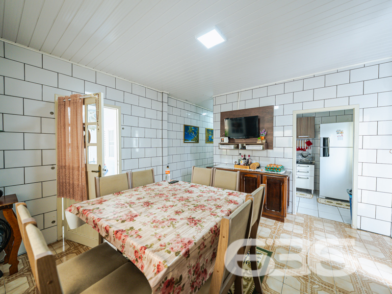 Excelente residência térrea no Centro de Balneário Barra do Sul – conforto, espaço e localização estratégica para viver bem com sua família!

Você está procurando um imóvel amplo, bem conservado e pronto para morar? Esta residência é uma excelente oportunidade para quem busca tranquilidade, segurança e praticidade em um dos bairros mais centrais de Balneário Barra do Sul/SC.

Com 125m² de área, a casa foi edificada em um terreno plano, com geometria regular e generosos 332,06m². 

O imóvel conta com 03 dormitórios, 02 banheiros, sala de estar, sala de jantar e cozinha funcional, além de uma área de serviço espaçosa. A residência é toda murada, com janelas de alumínio, venezianas e grades de proteção, oferecendo segurança e privacidade. 

Nos fundos, uma edícula ampla complementa o espaço com churrasqueira, lavanderia e banheiro completo, ideal para momentos de lazer com a família ou para uso como espaço multiuso.

A casa dispõe ainda de vaga coberta e descoberta para 3 veículos, conexão de internet via fibra, e está localizada em rua próxima a vias de acesso, escolas, comércios, transporte público, serviços de saúde e demais facilidades urbanas.

636 Negócios Imobiliários – há mais de 30 anos construindo sonhos com seriedade, conhecimento técnico-jurídico e paixão pelo que faz. Aqui, você encontra mais do que imóveis: encontra segurança e compromisso com você e sua família.
 
636 NEGÓCIOS IMOBILIÁRIOS: A SUA MELHOR ESCOLHA
Com mais de 30 anos de experiência, a 636 Negócios Imobiliários é sua parceira ideal para encontrar o imóvel perfeito. Estamos prontos para ajudá-lo a fazer deste imóvel o seu novo lar.
 
Telefone: (47) 3451-0636
WhatsApp: (47) 99190-0636
 
Não perca esta oportunidade única. Visite nosso site para mais informações: i636.com.br