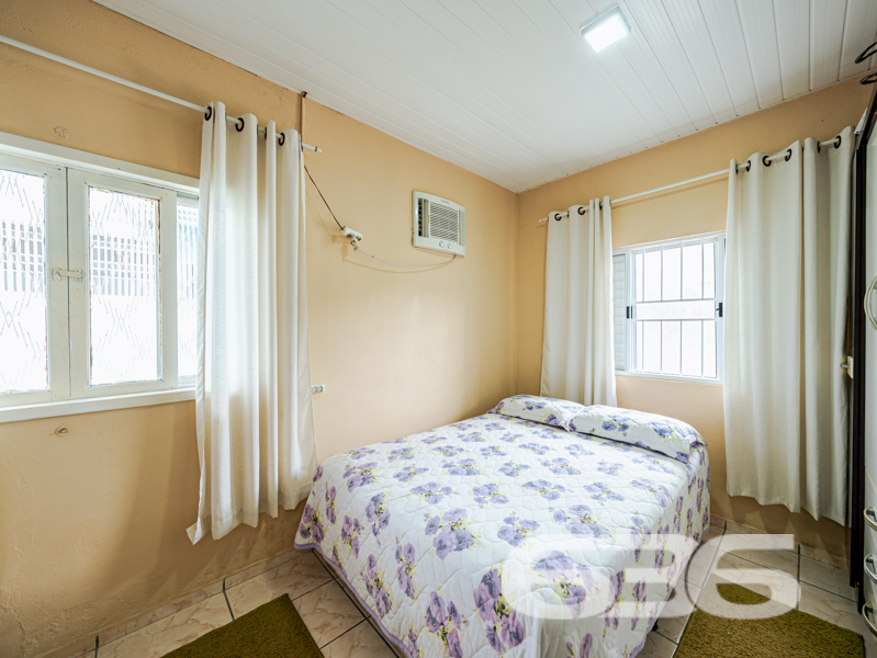 Excelente residência térrea no Centro de Balneário Barra do Sul – conforto, espaço e localização estratégica para viver bem com sua família!

Você está procurando um imóvel amplo, bem conservado e pronto para morar? Esta residência é uma excelente oportunidade para quem busca tranquilidade, segurança e praticidade em um dos bairros mais centrais de Balneário Barra do Sul/SC.

Com 125m² de área, a casa foi edificada em um terreno plano, com geometria regular e generosos 332,06m². 

O imóvel conta com 03 dormitórios, 02 banheiros, sala de estar, sala de jantar e cozinha funcional, além de uma área de serviço espaçosa. A residência é toda murada, com janelas de alumínio, venezianas e grades de proteção, oferecendo segurança e privacidade. 

Nos fundos, uma edícula ampla complementa o espaço com churrasqueira, lavanderia e banheiro completo, ideal para momentos de lazer com a família ou para uso como espaço multiuso.

A casa dispõe ainda de vaga coberta e descoberta para 3 veículos, conexão de internet via fibra, e está localizada em rua próxima a vias de acesso, escolas, comércios, transporte público, serviços de saúde e demais facilidades urbanas.

636 Negócios Imobiliários – há mais de 30 anos construindo sonhos com seriedade, conhecimento técnico-jurídico e paixão pelo que faz. Aqui, você encontra mais do que imóveis: encontra segurança e compromisso com você e sua família.
 
636 NEGÓCIOS IMOBILIÁRIOS: A SUA MELHOR ESCOLHA
Com mais de 30 anos de experiência, a 636 Negócios Imobiliários é sua parceira ideal para encontrar o imóvel perfeito. Estamos prontos para ajudá-lo a fazer deste imóvel o seu novo lar.
 
Telefone: (47) 3451-0636
WhatsApp: (47) 99190-0636
 
Não perca esta oportunidade única. Visite nosso site para mais informações: i636.com.br
