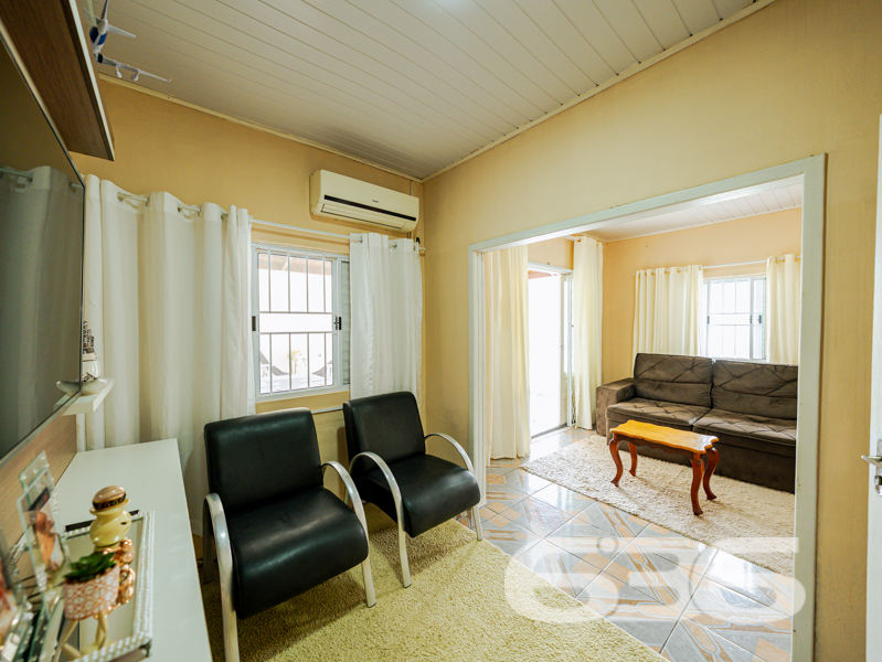 Excelente residência térrea no Centro de Balneário Barra do Sul – conforto, espaço e localização estratégica para viver bem com sua família!

Você está procurando um imóvel amplo, bem conservado e pronto para morar? Esta residência é uma excelente oportunidade para quem busca tranquilidade, segurança e praticidade em um dos bairros mais centrais de Balneário Barra do Sul/SC.

Com 125m² de área, a casa foi edificada em um terreno plano, com geometria regular e generosos 332,06m². 

O imóvel conta com 03 dormitórios, 02 banheiros, sala de estar, sala de jantar e cozinha funcional, além de uma área de serviço espaçosa. A residência é toda murada, com janelas de alumínio, venezianas e grades de proteção, oferecendo segurança e privacidade. 

Nos fundos, uma edícula ampla complementa o espaço com churrasqueira, lavanderia e banheiro completo, ideal para momentos de lazer com a família ou para uso como espaço multiuso.

A casa dispõe ainda de vaga coberta e descoberta para 3 veículos, conexão de internet via fibra, e está localizada em rua próxima a vias de acesso, escolas, comércios, transporte público, serviços de saúde e demais facilidades urbanas.

636 Negócios Imobiliários – há mais de 30 anos construindo sonhos com seriedade, conhecimento técnico-jurídico e paixão pelo que faz. Aqui, você encontra mais do que imóveis: encontra segurança e compromisso com você e sua família.
 
636 NEGÓCIOS IMOBILIÁRIOS: A SUA MELHOR ESCOLHA
Com mais de 30 anos de experiência, a 636 Negócios Imobiliários é sua parceira ideal para encontrar o imóvel perfeito. Estamos prontos para ajudá-lo a fazer deste imóvel o seu novo lar.
 
Telefone: (47) 3451-0636
WhatsApp: (47) 99190-0636
 
Não perca esta oportunidade única. Visite nosso site para mais informações: i636.com.br