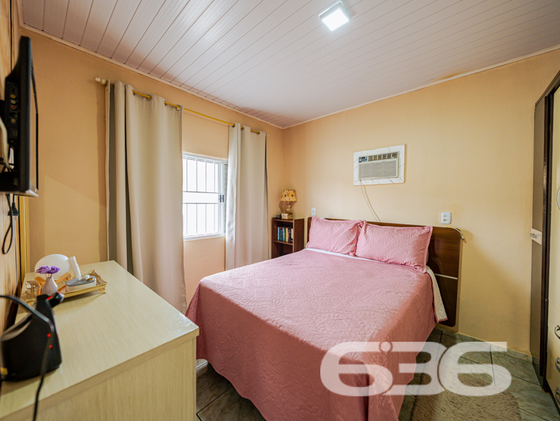 Excelente residência térrea no Centro de Balneário Barra do Sul – conforto, espaço e localização estratégica para viver bem com sua família!

Você está procurando um imóvel amplo, bem conservado e pronto para morar? Esta residência é uma excelente oportunidade para quem busca tranquilidade, segurança e praticidade em um dos bairros mais centrais de Balneário Barra do Sul/SC.

Com 125m² de área, a casa foi edificada em um terreno plano, com geometria regular e generosos 332,06m². 

O imóvel conta com 03 dormitórios, 02 banheiros, sala de estar, sala de jantar e cozinha funcional, além de uma área de serviço espaçosa. A residência é toda murada, com janelas de alumínio, venezianas e grades de proteção, oferecendo segurança e privacidade. 

Nos fundos, uma edícula ampla complementa o espaço com churrasqueira, lavanderia e banheiro completo, ideal para momentos de lazer com a família ou para uso como espaço multiuso.

A casa dispõe ainda de vaga coberta e descoberta para 3 veículos, conexão de internet via fibra, e está localizada em rua próxima a vias de acesso, escolas, comércios, transporte público, serviços de saúde e demais facilidades urbanas.

636 Negócios Imobiliários – há mais de 30 anos construindo sonhos com seriedade, conhecimento técnico-jurídico e paixão pelo que faz. Aqui, você encontra mais do que imóveis: encontra segurança e compromisso com você e sua família.
 
636 NEGÓCIOS IMOBILIÁRIOS: A SUA MELHOR ESCOLHA
Com mais de 30 anos de experiência, a 636 Negócios Imobiliários é sua parceira ideal para encontrar o imóvel perfeito. Estamos prontos para ajudá-lo a fazer deste imóvel o seu novo lar.
 
Telefone: (47) 3451-0636
WhatsApp: (47) 99190-0636
 
Não perca esta oportunidade única. Visite nosso site para mais informações: i636.com.br
