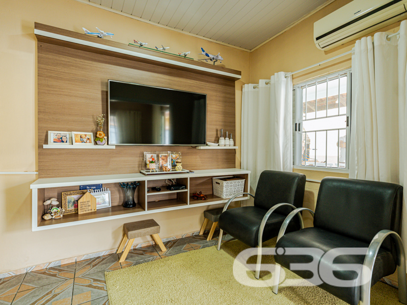 Excelente residência térrea no Centro de Balneário Barra do Sul – conforto, espaço e localização estratégica para viver bem com sua família!

Você está procurando um imóvel amplo, bem conservado e pronto para morar? Esta residência é uma excelente oportunidade para quem busca tranquilidade, segurança e praticidade em um dos bairros mais centrais de Balneário Barra do Sul/SC.

Com 125m² de área, a casa foi edificada em um terreno plano, com geometria regular e generosos 332,06m². 

O imóvel conta com 03 dormitórios, 02 banheiros, sala de estar, sala de jantar e cozinha funcional, além de uma área de serviço espaçosa. A residência é toda murada, com janelas de alumínio, venezianas e grades de proteção, oferecendo segurança e privacidade. 

Nos fundos, uma edícula ampla complementa o espaço com churrasqueira, lavanderia e banheiro completo, ideal para momentos de lazer com a família ou para uso como espaço multiuso.

A casa dispõe ainda de vaga coberta e descoberta para 3 veículos, conexão de internet via fibra, e está localizada em rua próxima a vias de acesso, escolas, comércios, transporte público, serviços de saúde e demais facilidades urbanas.

636 Negócios Imobiliários – há mais de 30 anos construindo sonhos com seriedade, conhecimento técnico-jurídico e paixão pelo que faz. Aqui, você encontra mais do que imóveis: encontra segurança e compromisso com você e sua família.
 
636 NEGÓCIOS IMOBILIÁRIOS: A SUA MELHOR ESCOLHA
Com mais de 30 anos de experiência, a 636 Negócios Imobiliários é sua parceira ideal para encontrar o imóvel perfeito. Estamos prontos para ajudá-lo a fazer deste imóvel o seu novo lar.
 
Telefone: (47) 3451-0636
WhatsApp: (47) 99190-0636
 
Não perca esta oportunidade única. Visite nosso site para mais informações: i636.com.br