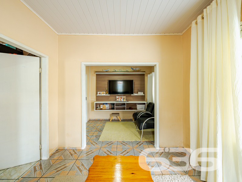Excelente residência térrea no Centro de Balneário Barra do Sul – conforto, espaço e localização estratégica para viver bem com sua família!

Você está procurando um imóvel amplo, bem conservado e pronto para morar? Esta residência é uma excelente oportunidade para quem busca tranquilidade, segurança e praticidade em um dos bairros mais centrais de Balneário Barra do Sul/SC.

Com 125m² de área, a casa foi edificada em um terreno plano, com geometria regular e generosos 332,06m². 

O imóvel conta com 03 dormitórios, 02 banheiros, sala de estar, sala de jantar e cozinha funcional, além de uma área de serviço espaçosa. A residência é toda murada, com janelas de alumínio, venezianas e grades de proteção, oferecendo segurança e privacidade. 

Nos fundos, uma edícula ampla complementa o espaço com churrasqueira, lavanderia e banheiro completo, ideal para momentos de lazer com a família ou para uso como espaço multiuso.

A casa dispõe ainda de vaga coberta e descoberta para 3 veículos, conexão de internet via fibra, e está localizada em rua próxima a vias de acesso, escolas, comércios, transporte público, serviços de saúde e demais facilidades urbanas.

636 Negócios Imobiliários – há mais de 30 anos construindo sonhos com seriedade, conhecimento técnico-jurídico e paixão pelo que faz. Aqui, você encontra mais do que imóveis: encontra segurança e compromisso com você e sua família.
 
636 NEGÓCIOS IMOBILIÁRIOS: A SUA MELHOR ESCOLHA
Com mais de 30 anos de experiência, a 636 Negócios Imobiliários é sua parceira ideal para encontrar o imóvel perfeito. Estamos prontos para ajudá-lo a fazer deste imóvel o seu novo lar.
 
Telefone: (47) 3451-0636
WhatsApp: (47) 99190-0636
 
Não perca esta oportunidade única. Visite nosso site para mais informações: i636.com.br
