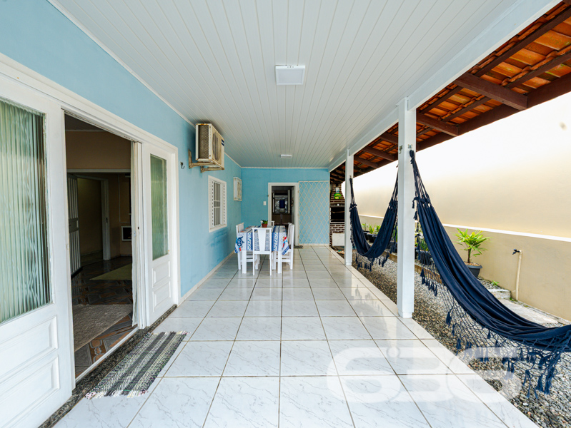 Excelente residência térrea no Centro de Balneário Barra do Sul – conforto, espaço e localização estratégica para viver bem com sua família!

Você está procurando um imóvel amplo, bem conservado e pronto para morar? Esta residência é uma excelente oportunidade para quem busca tranquilidade, segurança e praticidade em um dos bairros mais centrais de Balneário Barra do Sul/SC.

Com 125m² de área, a casa foi edificada em um terreno plano, com geometria regular e generosos 332,06m². 

O imóvel conta com 03 dormitórios, 02 banheiros, sala de estar, sala de jantar e cozinha funcional, além de uma área de serviço espaçosa. A residência é toda murada, com janelas de alumínio, venezianas e grades de proteção, oferecendo segurança e privacidade. 

Nos fundos, uma edícula ampla complementa o espaço com churrasqueira, lavanderia e banheiro completo, ideal para momentos de lazer com a família ou para uso como espaço multiuso.

A casa dispõe ainda de vaga coberta e descoberta para 3 veículos, conexão de internet via fibra, e está localizada em rua próxima a vias de acesso, escolas, comércios, transporte público, serviços de saúde e demais facilidades urbanas.

636 Negócios Imobiliários – há mais de 30 anos construindo sonhos com seriedade, conhecimento técnico-jurídico e paixão pelo que faz. Aqui, você encontra mais do que imóveis: encontra segurança e compromisso com você e sua família.
 
636 NEGÓCIOS IMOBILIÁRIOS: A SUA MELHOR ESCOLHA
Com mais de 30 anos de experiência, a 636 Negócios Imobiliários é sua parceira ideal para encontrar o imóvel perfeito. Estamos prontos para ajudá-lo a fazer deste imóvel o seu novo lar.
 
Telefone: (47) 3451-0636
WhatsApp: (47) 99190-0636
 
Não perca esta oportunidade única. Visite nosso site para mais informações: i636.com.br