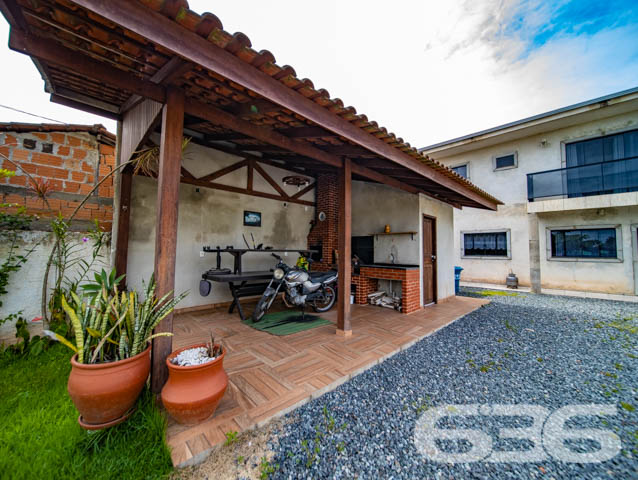 VENDE-SE IMÓVEL COM 2 QUARTOS NO BAIRRO PARANAGUAMIRIM
Este é um belo e ótimo sobrado, com excelente acabamento nos ambientes internos e cuja planta possui 100m² de área construída, em um imponente terreno com 240m², totalmente murado. Sua disposição detém:
- 2 dormitórios;
- salas de estar e de jantar conjugadas;
- cozinha;
- área de serviço;
- sacada;
- 2 banheiros;
- uma estupenda área de festas com churrasqueira;
- 1 vaga de garagem coberta (e espaço descoberto para mais 2 automóveis).
Ficou interessado? O que você está esperando!? Entre já em contato conosco e agende sua visita para conhecer pessoalmente este imóvel!
Consulte um de nossos corretores e saiba mais:
Telefone| 47 3451-0636
WhatsApp| 47 99190-0636
Imobiliária 636.