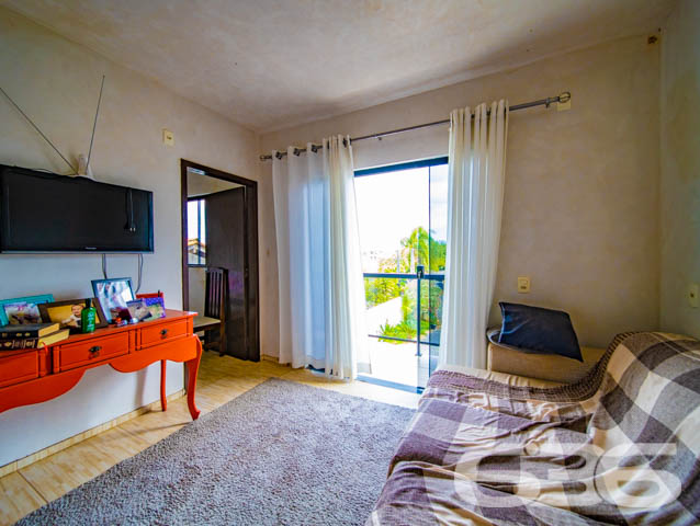 VENDE-SE IMÓVEL COM 2 QUARTOS NO BAIRRO PARANAGUAMIRIM
Este é um belo e ótimo sobrado, com excelente acabamento nos ambientes internos e cuja planta possui 100m² de área construída, em um imponente terreno com 240m², totalmente murado. Sua disposição detém:
- 2 dormitórios;
- salas de estar e de jantar conjugadas;
- cozinha;
- área de serviço;
- sacada;
- 2 banheiros;
- uma estupenda área de festas com churrasqueira;
- 1 vaga de garagem coberta (e espaço descoberto para mais 2 automóveis).
Ficou interessado? O que você está esperando!? Entre já em contato conosco e agende sua visita para conhecer pessoalmente este imóvel!
Consulte um de nossos corretores e saiba mais:
Telefone| 47 3451-0636
WhatsApp| 47 99190-0636
Imobiliária 636.
