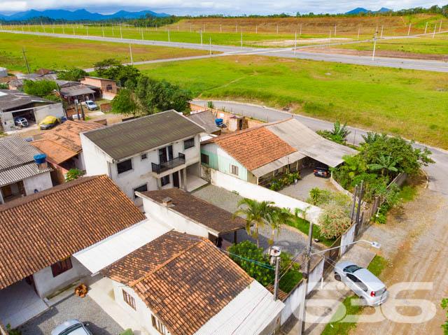 VENDE-SE IMÓVEL COM 2 QUARTOS NO BAIRRO PARANAGUAMIRIM
Este é um belo e ótimo sobrado, com excelente acabamento nos ambientes internos e cuja planta possui 100m² de área construída, em um imponente terreno com 240m², totalmente murado. Sua disposição detém:
- 2 dormitórios;
- salas de estar e de jantar conjugadas;
- cozinha;
- área de serviço;
- sacada;
- 2 banheiros;
- uma estupenda área de festas com churrasqueira;
- 1 vaga de garagem coberta (e espaço descoberto para mais 2 automóveis).
Ficou interessado? O que você está esperando!? Entre já em contato conosco e agende sua visita para conhecer pessoalmente este imóvel!
Consulte um de nossos corretores e saiba mais:
Telefone| 47 3451-0636
WhatsApp| 47 99190-0636
Imobiliária 636.