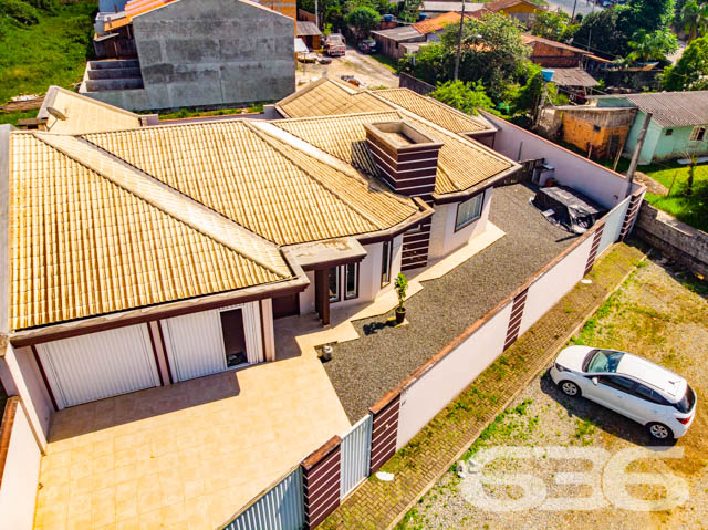 BELÍSSIMA RESIDÊNCIA, DE ALTO PADRÃO, COM PISCINA, 1 SUÍTE E MAIS 2 QUARTOS, EM ARAQUARI - ESTUDA PERMUTA
Este é um deslumbrante imóvel, de altíssimo padrão, dotado de elevada fineza e graciosidade. Sua elegante disposição compõe-se com 1 suíte estupenda, 2 dormitórios amplos e confortáveis, uma sala de estar e outra de jogos, copa e cozinha conjugadas, banheiro social, 2 lavabos, área de serviço e espaço de festas com churrasqueira e uma maravilhosa piscina, contornada por deck de madeira.
A residência é esteticamente impecável, sendo artística e caprichosamente ornamentada com piso porcelanato em toda a casa, rebaixo em gesso com projetos luminotécnicos muito bem-feitos, pintura excelente e inúmeras outras decorações. São 240m² de área construída (com cômodos excepcionalmente espaçosos e pé-direito alto) sobre um terreno de imponentes 507m², o qual ainda dispõe de muito espaço livre para novas estruturas, bem como para o lazer de famílias com crianças e animais de estimação.
Ao situar-se no âmago de uma região em célere e constante desenvolvimento industrial, a casa se beneficia não só da proximidade da rodovia SC-280, mas, também, de diversas empresas importantíssimas e dos mais variados ramos.
Ficou interessado? O que você está esperando!? Entre já em contato conosco e agende sua visita para conhecer pessoalmente este imóvel!
Consulte um de nossos corretores e saiba mais:
Telefone| 47 3451-0636
WhatsApp| 47 99190-0636
Imobiliária 636.
