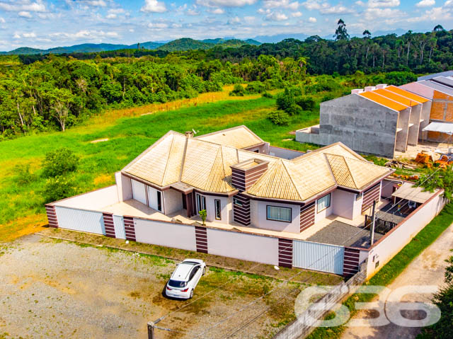 BELÍSSIMA RESIDÊNCIA, DE ALTO PADRÃO, COM PISCINA, 1 SUÍTE E MAIS 2 QUARTOS, EM ARAQUARI - ESTUDA PERMUTA
Este é um deslumbrante imóvel, de altíssimo padrão, dotado de elevada fineza e graciosidade. Sua elegante disposição compõe-se com 1 suíte estupenda, 2 dormitórios amplos e confortáveis, uma sala de estar e outra de jogos, copa e cozinha conjugadas, banheiro social, 2 lavabos, área de serviço e espaço de festas com churrasqueira e uma maravilhosa piscina, contornada por deck de madeira.
A residência é esteticamente impecável, sendo artística e caprichosamente ornamentada com piso porcelanato em toda a casa, rebaixo em gesso com projetos luminotécnicos muito bem-feitos, pintura excelente e inúmeras outras decorações. São 240m² de área construída (com cômodos excepcionalmente espaçosos e pé-direito alto) sobre um terreno de imponentes 507m², o qual ainda dispõe de muito espaço livre para novas estruturas, bem como para o lazer de famílias com crianças e animais de estimação.
Ao situar-se no âmago de uma região em célere e constante desenvolvimento industrial, a casa se beneficia não só da proximidade da rodovia SC-280, mas, também, de diversas empresas importantíssimas e dos mais variados ramos.
Ficou interessado? O que você está esperando!? Entre já em contato conosco e agende sua visita para conhecer pessoalmente este imóvel!
Consulte um de nossos corretores e saiba mais:
Telefone| 47 3451-0636
WhatsApp| 47 99190-0636
Imobiliária 636.