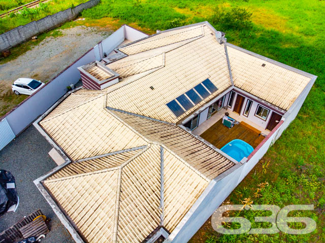 BELÍSSIMA RESIDÊNCIA, DE ALTO PADRÃO, COM PISCINA, 1 SUÍTE E MAIS 2 QUARTOS, EM ARAQUARI - ESTUDA PERMUTA
Este é um deslumbrante imóvel, de altíssimo padrão, dotado de elevada fineza e graciosidade. Sua elegante disposição compõe-se com 1 suíte estupenda, 2 dormitórios amplos e confortáveis, uma sala de estar e outra de jogos, copa e cozinha conjugadas, banheiro social, 2 lavabos, área de serviço e espaço de festas com churrasqueira e uma maravilhosa piscina, contornada por deck de madeira.
A residência é esteticamente impecável, sendo artística e caprichosamente ornamentada com piso porcelanato em toda a casa, rebaixo em gesso com projetos luminotécnicos muito bem-feitos, pintura excelente e inúmeras outras decorações. São 240m² de área construída (com cômodos excepcionalmente espaçosos e pé-direito alto) sobre um terreno de imponentes 507m², o qual ainda dispõe de muito espaço livre para novas estruturas, bem como para o lazer de famílias com crianças e animais de estimação.
Ao situar-se no âmago de uma região em célere e constante desenvolvimento industrial, a casa se beneficia não só da proximidade da rodovia SC-280, mas, também, de diversas empresas importantíssimas e dos mais variados ramos.
Ficou interessado? O que você está esperando!? Entre já em contato conosco e agende sua visita para conhecer pessoalmente este imóvel!
Consulte um de nossos corretores e saiba mais:
Telefone| 47 3451-0636
WhatsApp| 47 99190-0636
Imobiliária 636.