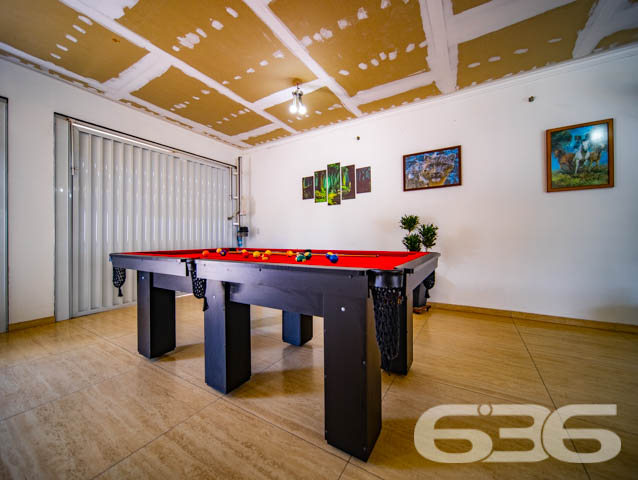BELÍSSIMA RESIDÊNCIA, DE ALTO PADRÃO, COM PISCINA, 1 SUÍTE E MAIS 2 QUARTOS, EM ARAQUARI - ESTUDA PERMUTA
Este é um deslumbrante imóvel, de altíssimo padrão, dotado de elevada fineza e graciosidade. Sua elegante disposição compõe-se com 1 suíte estupenda, 2 dormitórios amplos e confortáveis, uma sala de estar e outra de jogos, copa e cozinha conjugadas, banheiro social, 2 lavabos, área de serviço e espaço de festas com churrasqueira e uma maravilhosa piscina, contornada por deck de madeira.
A residência é esteticamente impecável, sendo artística e caprichosamente ornamentada com piso porcelanato em toda a casa, rebaixo em gesso com projetos luminotécnicos muito bem-feitos, pintura excelente e inúmeras outras decorações. São 240m² de área construída (com cômodos excepcionalmente espaçosos e pé-direito alto) sobre um terreno de imponentes 507m², o qual ainda dispõe de muito espaço livre para novas estruturas, bem como para o lazer de famílias com crianças e animais de estimação.
Ao situar-se no âmago de uma região em célere e constante desenvolvimento industrial, a casa se beneficia não só da proximidade da rodovia SC-280, mas, também, de diversas empresas importantíssimas e dos mais variados ramos.
Ficou interessado? O que você está esperando!? Entre já em contato conosco e agende sua visita para conhecer pessoalmente este imóvel!
Consulte um de nossos corretores e saiba mais:
Telefone| 47 3451-0636
WhatsApp| 47 99190-0636
Imobiliária 636.