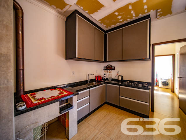BELÍSSIMA RESIDÊNCIA, DE ALTO PADRÃO, COM PISCINA, 1 SUÍTE E MAIS 2 QUARTOS, EM ARAQUARI - ESTUDA PERMUTA
Este é um deslumbrante imóvel, de altíssimo padrão, dotado de elevada fineza e graciosidade. Sua elegante disposição compõe-se com 1 suíte estupenda, 2 dormitórios amplos e confortáveis, uma sala de estar e outra de jogos, copa e cozinha conjugadas, banheiro social, 2 lavabos, área de serviço e espaço de festas com churrasqueira e uma maravilhosa piscina, contornada por deck de madeira.
A residência é esteticamente impecável, sendo artística e caprichosamente ornamentada com piso porcelanato em toda a casa, rebaixo em gesso com projetos luminotécnicos muito bem-feitos, pintura excelente e inúmeras outras decorações. São 240m² de área construída (com cômodos excepcionalmente espaçosos e pé-direito alto) sobre um terreno de imponentes 507m², o qual ainda dispõe de muito espaço livre para novas estruturas, bem como para o lazer de famílias com crianças e animais de estimação.
Ao situar-se no âmago de uma região em célere e constante desenvolvimento industrial, a casa se beneficia não só da proximidade da rodovia SC-280, mas, também, de diversas empresas importantíssimas e dos mais variados ramos.
Ficou interessado? O que você está esperando!? Entre já em contato conosco e agende sua visita para conhecer pessoalmente este imóvel!
Consulte um de nossos corretores e saiba mais:
Telefone| 47 3451-0636
WhatsApp| 47 99190-0636
Imobiliária 636.