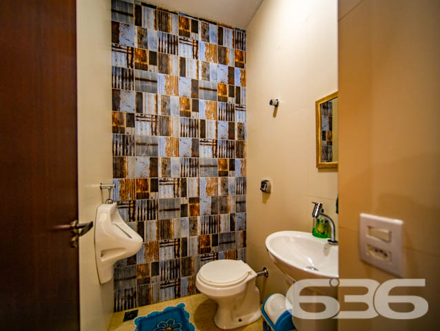 BELÍSSIMA RESIDÊNCIA, DE ALTO PADRÃO, COM PISCINA, 1 SUÍTE E MAIS 2 QUARTOS, EM ARAQUARI - ESTUDA PERMUTA
Este é um deslumbrante imóvel, de altíssimo padrão, dotado de elevada fineza e graciosidade. Sua elegante disposição compõe-se com 1 suíte estupenda, 2 dormitórios amplos e confortáveis, uma sala de estar e outra de jogos, copa e cozinha conjugadas, banheiro social, 2 lavabos, área de serviço e espaço de festas com churrasqueira e uma maravilhosa piscina, contornada por deck de madeira.
A residência é esteticamente impecável, sendo artística e caprichosamente ornamentada com piso porcelanato em toda a casa, rebaixo em gesso com projetos luminotécnicos muito bem-feitos, pintura excelente e inúmeras outras decorações. São 240m² de área construída (com cômodos excepcionalmente espaçosos e pé-direito alto) sobre um terreno de imponentes 507m², o qual ainda dispõe de muito espaço livre para novas estruturas, bem como para o lazer de famílias com crianças e animais de estimação.
Ao situar-se no âmago de uma região em célere e constante desenvolvimento industrial, a casa se beneficia não só da proximidade da rodovia SC-280, mas, também, de diversas empresas importantíssimas e dos mais variados ramos.
Ficou interessado? O que você está esperando!? Entre já em contato conosco e agende sua visita para conhecer pessoalmente este imóvel!
Consulte um de nossos corretores e saiba mais:
Telefone| 47 3451-0636
WhatsApp| 47 99190-0636
Imobiliária 636.