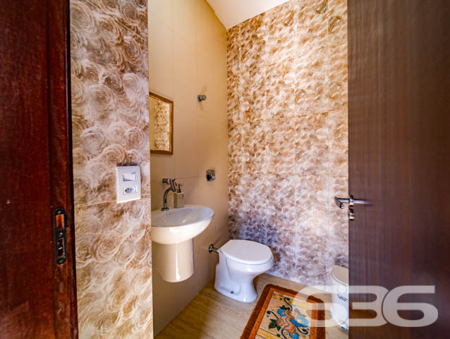 BELÍSSIMA RESIDÊNCIA, DE ALTO PADRÃO, COM PISCINA, 1 SUÍTE E MAIS 2 QUARTOS, EM ARAQUARI - ESTUDA PERMUTA
Este é um deslumbrante imóvel, de altíssimo padrão, dotado de elevada fineza e graciosidade. Sua elegante disposição compõe-se com 1 suíte estupenda, 2 dormitórios amplos e confortáveis, uma sala de estar e outra de jogos, copa e cozinha conjugadas, banheiro social, 2 lavabos, área de serviço e espaço de festas com churrasqueira e uma maravilhosa piscina, contornada por deck de madeira.
A residência é esteticamente impecável, sendo artística e caprichosamente ornamentada com piso porcelanato em toda a casa, rebaixo em gesso com projetos luminotécnicos muito bem-feitos, pintura excelente e inúmeras outras decorações. São 240m² de área construída (com cômodos excepcionalmente espaçosos e pé-direito alto) sobre um terreno de imponentes 507m², o qual ainda dispõe de muito espaço livre para novas estruturas, bem como para o lazer de famílias com crianças e animais de estimação.
Ao situar-se no âmago de uma região em célere e constante desenvolvimento industrial, a casa se beneficia não só da proximidade da rodovia SC-280, mas, também, de diversas empresas importantíssimas e dos mais variados ramos.
Ficou interessado? O que você está esperando!? Entre já em contato conosco e agende sua visita para conhecer pessoalmente este imóvel!
Consulte um de nossos corretores e saiba mais:
Telefone| 47 3451-0636
WhatsApp| 47 99190-0636
Imobiliária 636.