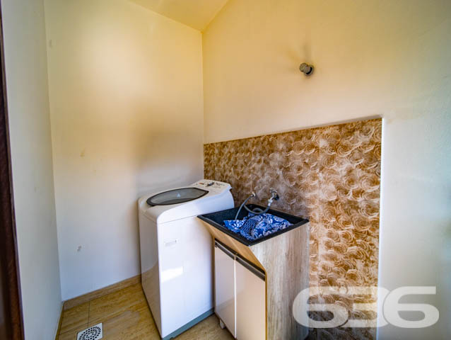 BELÍSSIMA RESIDÊNCIA, DE ALTO PADRÃO, COM PISCINA, 1 SUÍTE E MAIS 2 QUARTOS, EM ARAQUARI - ESTUDA PERMUTA
Este é um deslumbrante imóvel, de altíssimo padrão, dotado de elevada fineza e graciosidade. Sua elegante disposição compõe-se com 1 suíte estupenda, 2 dormitórios amplos e confortáveis, uma sala de estar e outra de jogos, copa e cozinha conjugadas, banheiro social, 2 lavabos, área de serviço e espaço de festas com churrasqueira e uma maravilhosa piscina, contornada por deck de madeira.
A residência é esteticamente impecável, sendo artística e caprichosamente ornamentada com piso porcelanato em toda a casa, rebaixo em gesso com projetos luminotécnicos muito bem-feitos, pintura excelente e inúmeras outras decorações. São 240m² de área construída (com cômodos excepcionalmente espaçosos e pé-direito alto) sobre um terreno de imponentes 507m², o qual ainda dispõe de muito espaço livre para novas estruturas, bem como para o lazer de famílias com crianças e animais de estimação.
Ao situar-se no âmago de uma região em célere e constante desenvolvimento industrial, a casa se beneficia não só da proximidade da rodovia SC-280, mas, também, de diversas empresas importantíssimas e dos mais variados ramos.
Ficou interessado? O que você está esperando!? Entre já em contato conosco e agende sua visita para conhecer pessoalmente este imóvel!
Consulte um de nossos corretores e saiba mais:
Telefone| 47 3451-0636
WhatsApp| 47 99190-0636
Imobiliária 636.