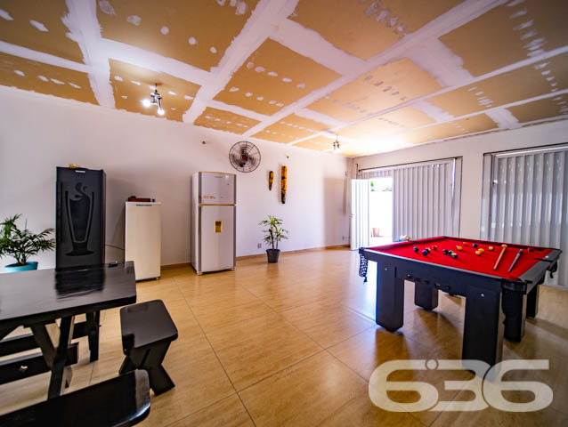 BELÍSSIMA RESIDÊNCIA, DE ALTO PADRÃO, COM PISCINA, 1 SUÍTE E MAIS 2 QUARTOS, EM ARAQUARI - ESTUDA PERMUTA
Este é um deslumbrante imóvel, de altíssimo padrão, dotado de elevada fineza e graciosidade. Sua elegante disposição compõe-se com 1 suíte estupenda, 2 dormitórios amplos e confortáveis, uma sala de estar e outra de jogos, copa e cozinha conjugadas, banheiro social, 2 lavabos, área de serviço e espaço de festas com churrasqueira e uma maravilhosa piscina, contornada por deck de madeira.
A residência é esteticamente impecável, sendo artística e caprichosamente ornamentada com piso porcelanato em toda a casa, rebaixo em gesso com projetos luminotécnicos muito bem-feitos, pintura excelente e inúmeras outras decorações. São 240m² de área construída (com cômodos excepcionalmente espaçosos e pé-direito alto) sobre um terreno de imponentes 507m², o qual ainda dispõe de muito espaço livre para novas estruturas, bem como para o lazer de famílias com crianças e animais de estimação.
Ao situar-se no âmago de uma região em célere e constante desenvolvimento industrial, a casa se beneficia não só da proximidade da rodovia SC-280, mas, também, de diversas empresas importantíssimas e dos mais variados ramos.
Ficou interessado? O que você está esperando!? Entre já em contato conosco e agende sua visita para conhecer pessoalmente este imóvel!
Consulte um de nossos corretores e saiba mais:
Telefone| 47 3451-0636
WhatsApp| 47 99190-0636
Imobiliária 636.
