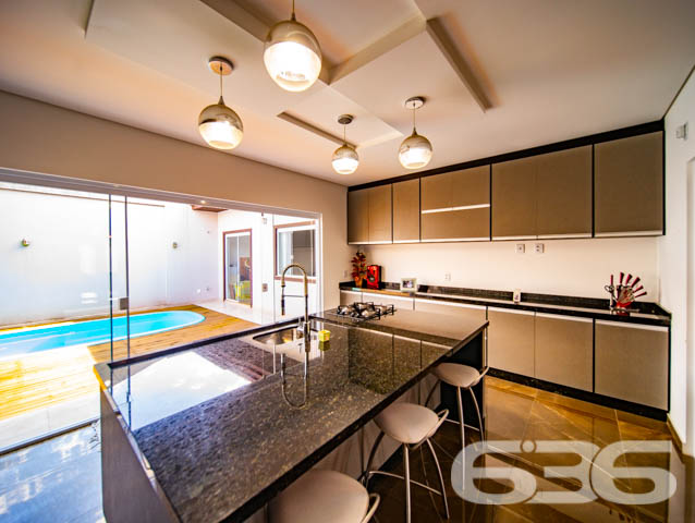 BELÍSSIMA RESIDÊNCIA, DE ALTO PADRÃO, COM PISCINA, 1 SUÍTE E MAIS 2 QUARTOS, EM ARAQUARI - ESTUDA PERMUTA
Este é um deslumbrante imóvel, de altíssimo padrão, dotado de elevada fineza e graciosidade. Sua elegante disposição compõe-se com 1 suíte estupenda, 2 dormitórios amplos e confortáveis, uma sala de estar e outra de jogos, copa e cozinha conjugadas, banheiro social, 2 lavabos, área de serviço e espaço de festas com churrasqueira e uma maravilhosa piscina, contornada por deck de madeira.
A residência é esteticamente impecável, sendo artística e caprichosamente ornamentada com piso porcelanato em toda a casa, rebaixo em gesso com projetos luminotécnicos muito bem-feitos, pintura excelente e inúmeras outras decorações. São 240m² de área construída (com cômodos excepcionalmente espaçosos e pé-direito alto) sobre um terreno de imponentes 507m², o qual ainda dispõe de muito espaço livre para novas estruturas, bem como para o lazer de famílias com crianças e animais de estimação.
Ao situar-se no âmago de uma região em célere e constante desenvolvimento industrial, a casa se beneficia não só da proximidade da rodovia SC-280, mas, também, de diversas empresas importantíssimas e dos mais variados ramos.
Ficou interessado? O que você está esperando!? Entre já em contato conosco e agende sua visita para conhecer pessoalmente este imóvel!
Consulte um de nossos corretores e saiba mais:
Telefone| 47 3451-0636
WhatsApp| 47 99190-0636
Imobiliária 636.