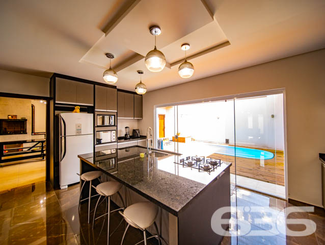 BELÍSSIMA RESIDÊNCIA, DE ALTO PADRÃO, COM PISCINA, 1 SUÍTE E MAIS 2 QUARTOS, EM ARAQUARI - ESTUDA PERMUTA
Este é um deslumbrante imóvel, de altíssimo padrão, dotado de elevada fineza e graciosidade. Sua elegante disposição compõe-se com 1 suíte estupenda, 2 dormitórios amplos e confortáveis, uma sala de estar e outra de jogos, copa e cozinha conjugadas, banheiro social, 2 lavabos, área de serviço e espaço de festas com churrasqueira e uma maravilhosa piscina, contornada por deck de madeira.
A residência é esteticamente impecável, sendo artística e caprichosamente ornamentada com piso porcelanato em toda a casa, rebaixo em gesso com projetos luminotécnicos muito bem-feitos, pintura excelente e inúmeras outras decorações. São 240m² de área construída (com cômodos excepcionalmente espaçosos e pé-direito alto) sobre um terreno de imponentes 507m², o qual ainda dispõe de muito espaço livre para novas estruturas, bem como para o lazer de famílias com crianças e animais de estimação.
Ao situar-se no âmago de uma região em célere e constante desenvolvimento industrial, a casa se beneficia não só da proximidade da rodovia SC-280, mas, também, de diversas empresas importantíssimas e dos mais variados ramos.
Ficou interessado? O que você está esperando!? Entre já em contato conosco e agende sua visita para conhecer pessoalmente este imóvel!
Consulte um de nossos corretores e saiba mais:
Telefone| 47 3451-0636
WhatsApp| 47 99190-0636
Imobiliária 636.