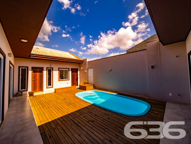 BELÍSSIMA RESIDÊNCIA, DE ALTO PADRÃO, COM PISCINA, 1 SUÍTE E MAIS 2 QUARTOS, EM ARAQUARI - ESTUDA PERMUTA
Este é um deslumbrante imóvel, de altíssimo padrão, dotado de elevada fineza e graciosidade. Sua elegante disposição compõe-se com 1 suíte estupenda, 2 dormitórios amplos e confortáveis, uma sala de estar e outra de jogos, copa e cozinha conjugadas, banheiro social, 2 lavabos, área de serviço e espaço de festas com churrasqueira e uma maravilhosa piscina, contornada por deck de madeira.
A residência é esteticamente impecável, sendo artística e caprichosamente ornamentada com piso porcelanato em toda a casa, rebaixo em gesso com projetos luminotécnicos muito bem-feitos, pintura excelente e inúmeras outras decorações. São 240m² de área construída (com cômodos excepcionalmente espaçosos e pé-direito alto) sobre um terreno de imponentes 507m², o qual ainda dispõe de muito espaço livre para novas estruturas, bem como para o lazer de famílias com crianças e animais de estimação.
Ao situar-se no âmago de uma região em célere e constante desenvolvimento industrial, a casa se beneficia não só da proximidade da rodovia SC-280, mas, também, de diversas empresas importantíssimas e dos mais variados ramos.
Ficou interessado? O que você está esperando!? Entre já em contato conosco e agende sua visita para conhecer pessoalmente este imóvel!
Consulte um de nossos corretores e saiba mais:
Telefone| 47 3451-0636
WhatsApp| 47 99190-0636
Imobiliária 636.
