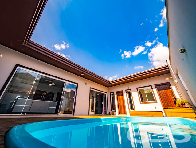 BELÍSSIMA RESIDÊNCIA, DE ALTO PADRÃO, COM PISCINA, 1 SUÍTE E MAIS 2 QUARTOS, EM ARAQUARI - ESTUDA PERMUTA
Este é um deslumbrante imóvel, de altíssimo padrão, dotado de elevada fineza e graciosidade. Sua elegante disposição compõe-se com 1 suíte estupenda, 2 dormitórios amplos e confortáveis, uma sala de estar e outra de jogos, copa e cozinha conjugadas, banheiro social, 2 lavabos, área de serviço e espaço de festas com churrasqueira e uma maravilhosa piscina, contornada por deck de madeira.
A residência é esteticamente impecável, sendo artística e caprichosamente ornamentada com piso porcelanato em toda a casa, rebaixo em gesso com projetos luminotécnicos muito bem-feitos, pintura excelente e inúmeras outras decorações. São 240m² de área construída (com cômodos excepcionalmente espaçosos e pé-direito alto) sobre um terreno de imponentes 507m², o qual ainda dispõe de muito espaço livre para novas estruturas, bem como para o lazer de famílias com crianças e animais de estimação.
Ao situar-se no âmago de uma região em célere e constante desenvolvimento industrial, a casa se beneficia não só da proximidade da rodovia SC-280, mas, também, de diversas empresas importantíssimas e dos mais variados ramos.
Ficou interessado? O que você está esperando!? Entre já em contato conosco e agende sua visita para conhecer pessoalmente este imóvel!
Consulte um de nossos corretores e saiba mais:
Telefone| 47 3451-0636
WhatsApp| 47 99190-0636
Imobiliária 636.