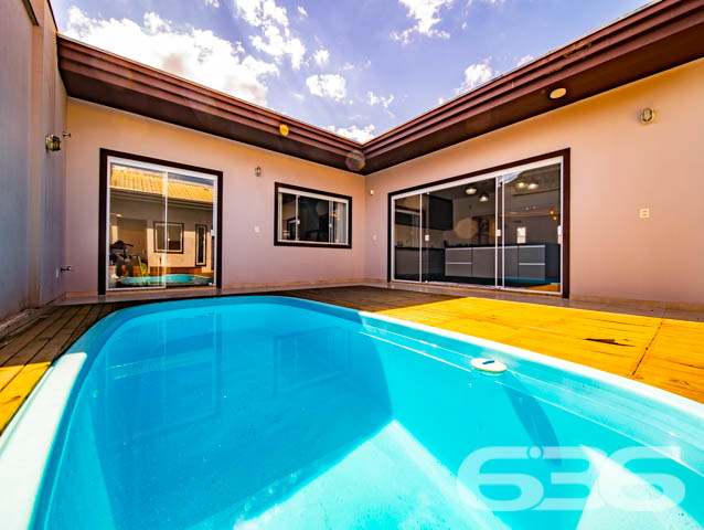 BELÍSSIMA RESIDÊNCIA, DE ALTO PADRÃO, COM PISCINA, 1 SUÍTE E MAIS 2 QUARTOS, EM ARAQUARI - ESTUDA PERMUTA
Este é um deslumbrante imóvel, de altíssimo padrão, dotado de elevada fineza e graciosidade. Sua elegante disposição compõe-se com 1 suíte estupenda, 2 dormitórios amplos e confortáveis, uma sala de estar e outra de jogos, copa e cozinha conjugadas, banheiro social, 2 lavabos, área de serviço e espaço de festas com churrasqueira e uma maravilhosa piscina, contornada por deck de madeira.
A residência é esteticamente impecável, sendo artística e caprichosamente ornamentada com piso porcelanato em toda a casa, rebaixo em gesso com projetos luminotécnicos muito bem-feitos, pintura excelente e inúmeras outras decorações. São 240m² de área construída (com cômodos excepcionalmente espaçosos e pé-direito alto) sobre um terreno de imponentes 507m², o qual ainda dispõe de muito espaço livre para novas estruturas, bem como para o lazer de famílias com crianças e animais de estimação.
Ao situar-se no âmago de uma região em célere e constante desenvolvimento industrial, a casa se beneficia não só da proximidade da rodovia SC-280, mas, também, de diversas empresas importantíssimas e dos mais variados ramos.
Ficou interessado? O que você está esperando!? Entre já em contato conosco e agende sua visita para conhecer pessoalmente este imóvel!
Consulte um de nossos corretores e saiba mais:
Telefone| 47 3451-0636
WhatsApp| 47 99190-0636
Imobiliária 636.