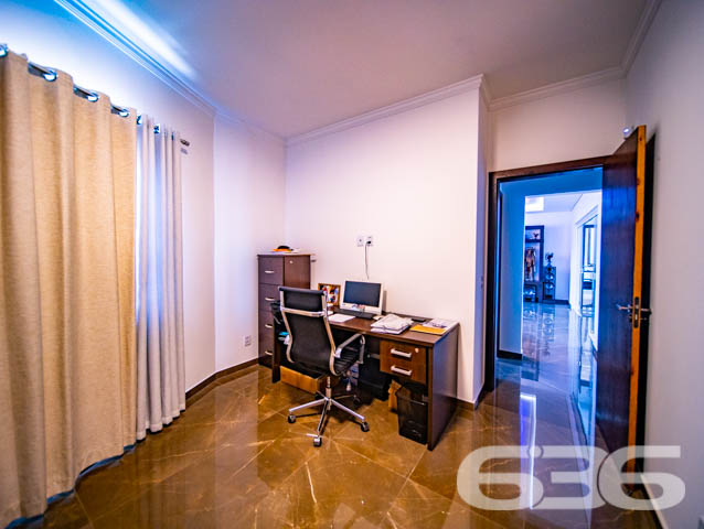 BELÍSSIMA RESIDÊNCIA, DE ALTO PADRÃO, COM PISCINA, 1 SUÍTE E MAIS 2 QUARTOS, EM ARAQUARI - ESTUDA PERMUTA
Este é um deslumbrante imóvel, de altíssimo padrão, dotado de elevada fineza e graciosidade. Sua elegante disposição compõe-se com 1 suíte estupenda, 2 dormitórios amplos e confortáveis, uma sala de estar e outra de jogos, copa e cozinha conjugadas, banheiro social, 2 lavabos, área de serviço e espaço de festas com churrasqueira e uma maravilhosa piscina, contornada por deck de madeira.
A residência é esteticamente impecável, sendo artística e caprichosamente ornamentada com piso porcelanato em toda a casa, rebaixo em gesso com projetos luminotécnicos muito bem-feitos, pintura excelente e inúmeras outras decorações. São 240m² de área construída (com cômodos excepcionalmente espaçosos e pé-direito alto) sobre um terreno de imponentes 507m², o qual ainda dispõe de muito espaço livre para novas estruturas, bem como para o lazer de famílias com crianças e animais de estimação.
Ao situar-se no âmago de uma região em célere e constante desenvolvimento industrial, a casa se beneficia não só da proximidade da rodovia SC-280, mas, também, de diversas empresas importantíssimas e dos mais variados ramos.
Ficou interessado? O que você está esperando!? Entre já em contato conosco e agende sua visita para conhecer pessoalmente este imóvel!
Consulte um de nossos corretores e saiba mais:
Telefone| 47 3451-0636
WhatsApp| 47 99190-0636
Imobiliária 636.
