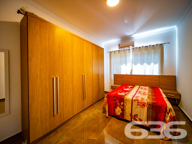 BELÍSSIMA RESIDÊNCIA, DE ALTO PADRÃO, COM PISCINA, 1 SUÍTE E MAIS 2 QUARTOS, EM ARAQUARI - ESTUDA PERMUTA
Este é um deslumbrante imóvel, de altíssimo padrão, dotado de elevada fineza e graciosidade. Sua elegante disposição compõe-se com 1 suíte estupenda, 2 dormitórios amplos e confortáveis, uma sala de estar e outra de jogos, copa e cozinha conjugadas, banheiro social, 2 lavabos, área de serviço e espaço de festas com churrasqueira e uma maravilhosa piscina, contornada por deck de madeira.
A residência é esteticamente impecável, sendo artística e caprichosamente ornamentada com piso porcelanato em toda a casa, rebaixo em gesso com projetos luminotécnicos muito bem-feitos, pintura excelente e inúmeras outras decorações. São 240m² de área construída (com cômodos excepcionalmente espaçosos e pé-direito alto) sobre um terreno de imponentes 507m², o qual ainda dispõe de muito espaço livre para novas estruturas, bem como para o lazer de famílias com crianças e animais de estimação.
Ao situar-se no âmago de uma região em célere e constante desenvolvimento industrial, a casa se beneficia não só da proximidade da rodovia SC-280, mas, também, de diversas empresas importantíssimas e dos mais variados ramos.
Ficou interessado? O que você está esperando!? Entre já em contato conosco e agende sua visita para conhecer pessoalmente este imóvel!
Consulte um de nossos corretores e saiba mais:
Telefone| 47 3451-0636
WhatsApp| 47 99190-0636
Imobiliária 636.