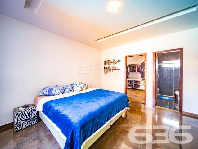 BELÍSSIMA RESIDÊNCIA, DE ALTO PADRÃO, COM PISCINA, 1 SUÍTE E MAIS 2 QUARTOS, EM ARAQUARI - ESTUDA PERMUTA
Este é um deslumbrante imóvel, de altíssimo padrão, dotado de elevada fineza e graciosidade. Sua elegante disposição compõe-se com 1 suíte estupenda, 2 dormitórios amplos e confortáveis, uma sala de estar e outra de jogos, copa e cozinha conjugadas, banheiro social, 2 lavabos, área de serviço e espaço de festas com churrasqueira e uma maravilhosa piscina, contornada por deck de madeira.
A residência é esteticamente impecável, sendo artística e caprichosamente ornamentada com piso porcelanato em toda a casa, rebaixo em gesso com projetos luminotécnicos muito bem-feitos, pintura excelente e inúmeras outras decorações. São 240m² de área construída (com cômodos excepcionalmente espaçosos e pé-direito alto) sobre um terreno de imponentes 507m², o qual ainda dispõe de muito espaço livre para novas estruturas, bem como para o lazer de famílias com crianças e animais de estimação.
Ao situar-se no âmago de uma região em célere e constante desenvolvimento industrial, a casa se beneficia não só da proximidade da rodovia SC-280, mas, também, de diversas empresas importantíssimas e dos mais variados ramos.
Ficou interessado? O que você está esperando!? Entre já em contato conosco e agende sua visita para conhecer pessoalmente este imóvel!
Consulte um de nossos corretores e saiba mais:
Telefone| 47 3451-0636
WhatsApp| 47 99190-0636
Imobiliária 636.