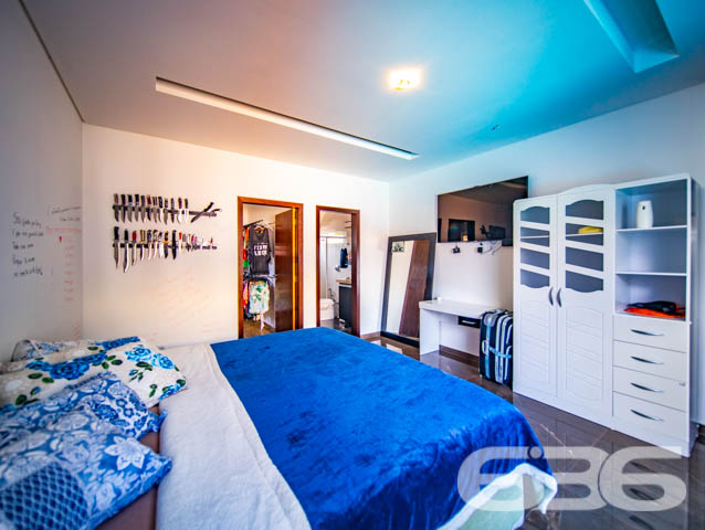 BELÍSSIMA RESIDÊNCIA, DE ALTO PADRÃO, COM PISCINA, 1 SUÍTE E MAIS 2 QUARTOS, EM ARAQUARI - ESTUDA PERMUTA
Este é um deslumbrante imóvel, de altíssimo padrão, dotado de elevada fineza e graciosidade. Sua elegante disposição compõe-se com 1 suíte estupenda, 2 dormitórios amplos e confortáveis, uma sala de estar e outra de jogos, copa e cozinha conjugadas, banheiro social, 2 lavabos, área de serviço e espaço de festas com churrasqueira e uma maravilhosa piscina, contornada por deck de madeira.
A residência é esteticamente impecável, sendo artística e caprichosamente ornamentada com piso porcelanato em toda a casa, rebaixo em gesso com projetos luminotécnicos muito bem-feitos, pintura excelente e inúmeras outras decorações. São 240m² de área construída (com cômodos excepcionalmente espaçosos e pé-direito alto) sobre um terreno de imponentes 507m², o qual ainda dispõe de muito espaço livre para novas estruturas, bem como para o lazer de famílias com crianças e animais de estimação.
Ao situar-se no âmago de uma região em célere e constante desenvolvimento industrial, a casa se beneficia não só da proximidade da rodovia SC-280, mas, também, de diversas empresas importantíssimas e dos mais variados ramos.
Ficou interessado? O que você está esperando!? Entre já em contato conosco e agende sua visita para conhecer pessoalmente este imóvel!
Consulte um de nossos corretores e saiba mais:
Telefone| 47 3451-0636
WhatsApp| 47 99190-0636
Imobiliária 636.
