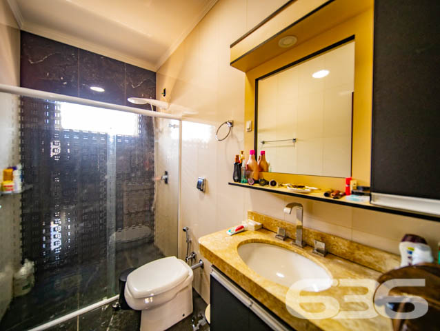 BELÍSSIMA RESIDÊNCIA, DE ALTO PADRÃO, COM PISCINA, 1 SUÍTE E MAIS 2 QUARTOS, EM ARAQUARI - ESTUDA PERMUTA
Este é um deslumbrante imóvel, de altíssimo padrão, dotado de elevada fineza e graciosidade. Sua elegante disposição compõe-se com 1 suíte estupenda, 2 dormitórios amplos e confortáveis, uma sala de estar e outra de jogos, copa e cozinha conjugadas, banheiro social, 2 lavabos, área de serviço e espaço de festas com churrasqueira e uma maravilhosa piscina, contornada por deck de madeira.
A residência é esteticamente impecável, sendo artística e caprichosamente ornamentada com piso porcelanato em toda a casa, rebaixo em gesso com projetos luminotécnicos muito bem-feitos, pintura excelente e inúmeras outras decorações. São 240m² de área construída (com cômodos excepcionalmente espaçosos e pé-direito alto) sobre um terreno de imponentes 507m², o qual ainda dispõe de muito espaço livre para novas estruturas, bem como para o lazer de famílias com crianças e animais de estimação.
Ao situar-se no âmago de uma região em célere e constante desenvolvimento industrial, a casa se beneficia não só da proximidade da rodovia SC-280, mas, também, de diversas empresas importantíssimas e dos mais variados ramos.
Ficou interessado? O que você está esperando!? Entre já em contato conosco e agende sua visita para conhecer pessoalmente este imóvel!
Consulte um de nossos corretores e saiba mais:
Telefone| 47 3451-0636
WhatsApp| 47 99190-0636
Imobiliária 636.