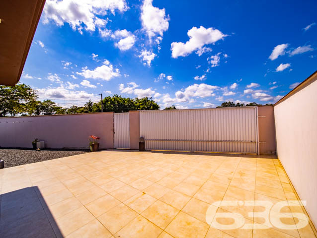 BELÍSSIMA RESIDÊNCIA, DE ALTO PADRÃO, COM PISCINA, 1 SUÍTE E MAIS 2 QUARTOS, EM ARAQUARI - ESTUDA PERMUTA
Este é um deslumbrante imóvel, de altíssimo padrão, dotado de elevada fineza e graciosidade. Sua elegante disposição compõe-se com 1 suíte estupenda, 2 dormitórios amplos e confortáveis, uma sala de estar e outra de jogos, copa e cozinha conjugadas, banheiro social, 2 lavabos, área de serviço e espaço de festas com churrasqueira e uma maravilhosa piscina, contornada por deck de madeira.
A residência é esteticamente impecável, sendo artística e caprichosamente ornamentada com piso porcelanato em toda a casa, rebaixo em gesso com projetos luminotécnicos muito bem-feitos, pintura excelente e inúmeras outras decorações. São 240m² de área construída (com cômodos excepcionalmente espaçosos e pé-direito alto) sobre um terreno de imponentes 507m², o qual ainda dispõe de muito espaço livre para novas estruturas, bem como para o lazer de famílias com crianças e animais de estimação.
Ao situar-se no âmago de uma região em célere e constante desenvolvimento industrial, a casa se beneficia não só da proximidade da rodovia SC-280, mas, também, de diversas empresas importantíssimas e dos mais variados ramos.
Ficou interessado? O que você está esperando!? Entre já em contato conosco e agende sua visita para conhecer pessoalmente este imóvel!
Consulte um de nossos corretores e saiba mais:
Telefone| 47 3451-0636
WhatsApp| 47 99190-0636
Imobiliária 636.