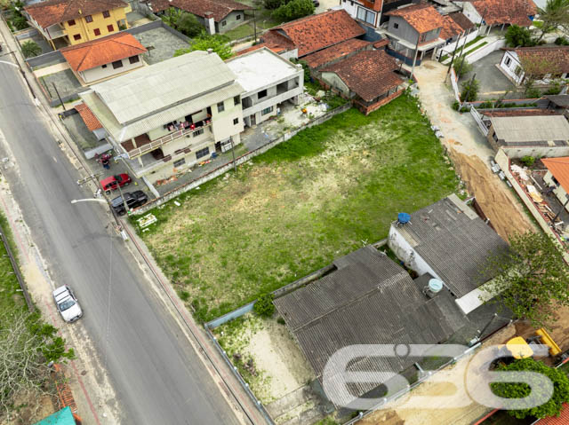 Terreno à Venda em Balneário Barra do Sul, SC - Oportunidade Imperdível - PERMUTA ATÉ 100%
Se você procura um terreno para investir ou realizar o projeto dos seus sonhos, esta é a oportunidade ideal! Localizado no coração de Balneário Barra do Sul, no Centro, este terreno possui características únicas e grande potencial de valorização. Estuda permuta por área construída.
Destaques do Terreno: Com quase 800 m² de área, este terreno oferece diversas possibilidades para construção. Esse terreno permite a criação de um empreendimento residencial e comercial, como um prédio de apartamentos com salas comerciais no térreo e garagem com acesso pelos fundos, otimizando o uso do espaço e proporcionando conveniência aos futuros moradores e lojistas.
Benefícios da Localização: A apenas poucos metros da praia e com fácil acesso aos principais pontos da cidade, o terreno está localizado em uma área que atrai turistas e moradores em busca de lazer e qualidade de vida. A proximidade com mercados, padarias, restaurantes e outras conveniências facilita o dia a dia, tornando-o uma escolha inteligente tanto para moradia quanto para investimento.
Agende uma visita e conheça de perto o potencial deste terreno! Essa pode ser a sua chance de realizar um grande projeto em uma das cidades mais encantadoras do litoral catarinense.
Entre em contato com a 636 Negócios Imobiliários e saiba mais sobre essa oportunidade exclusiva! Estamos à disposição para tirar todas as suas dúvidas e ajudar você a dar o próximo passo rumo ao sucesso no mercado imobiliário.
636 NEGÓCIOS IMOBILIÁRIOS: A SUA MELHOR ESCOLHA
Com mais de 30 anos de experiência, a 636 Negócios Imobiliários é sua parceira ideal para encontrar o imóvel perfeito. Estamos prontos para ajudá-lo a fazer deste imóvel o seu novo lar.
Telefone: (47) 3451-0636
WhatsApp: (47) 99190-0636
Não perca esta oportunidade única. Visite nosso site para mais informações: i636.com.br