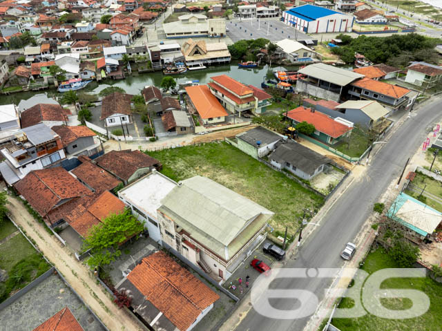 Terreno à Venda em Balneário Barra do Sul, SC - Oportunidade Imperdível - PERMUTA ATÉ 100%
Se você procura um terreno para investir ou realizar o projeto dos seus sonhos, esta é a oportunidade ideal! Localizado no coração de Balneário Barra do Sul, no Centro, este terreno possui características únicas e grande potencial de valorização. Estuda permuta por área construída.
Destaques do Terreno: Com quase 800 m² de área, este terreno oferece diversas possibilidades para construção. Esse terreno permite a criação de um empreendimento residencial e comercial, como um prédio de apartamentos com salas comerciais no térreo e garagem com acesso pelos fundos, otimizando o uso do espaço e proporcionando conveniência aos futuros moradores e lojistas.
Benefícios da Localização: A apenas poucos metros da praia e com fácil acesso aos principais pontos da cidade, o terreno está localizado em uma área que atrai turistas e moradores em busca de lazer e qualidade de vida. A proximidade com mercados, padarias, restaurantes e outras conveniências facilita o dia a dia, tornando-o uma escolha inteligente tanto para moradia quanto para investimento.
Agende uma visita e conheça de perto o potencial deste terreno! Essa pode ser a sua chance de realizar um grande projeto em uma das cidades mais encantadoras do litoral catarinense.
Entre em contato com a 636 Negócios Imobiliários e saiba mais sobre essa oportunidade exclusiva! Estamos à disposição para tirar todas as suas dúvidas e ajudar você a dar o próximo passo rumo ao sucesso no mercado imobiliário.
636 NEGÓCIOS IMOBILIÁRIOS: A SUA MELHOR ESCOLHA
Com mais de 30 anos de experiência, a 636 Negócios Imobiliários é sua parceira ideal para encontrar o imóvel perfeito. Estamos prontos para ajudá-lo a fazer deste imóvel o seu novo lar.
Telefone: (47) 3451-0636
WhatsApp: (47) 99190-0636
Não perca esta oportunidade única. Visite nosso site para mais informações: i636.com.br