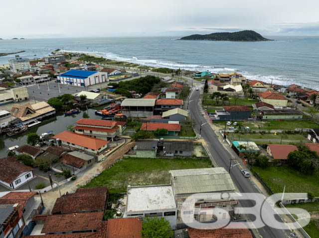 Terreno à Venda em Balneário Barra do Sul, SC - Oportunidade Imperdível - PERMUTA ATÉ 100%
Se você procura um terreno para investir ou realizar o projeto dos seus sonhos, esta é a oportunidade ideal! Localizado no coração de Balneário Barra do Sul, no Centro, este terreno possui características únicas e grande potencial de valorização. Estuda permuta por área construída.
Destaques do Terreno: Com quase 800 m² de área, este terreno oferece diversas possibilidades para construção. Esse terreno permite a criação de um empreendimento residencial e comercial, como um prédio de apartamentos com salas comerciais no térreo e garagem com acesso pelos fundos, otimizando o uso do espaço e proporcionando conveniência aos futuros moradores e lojistas.
Benefícios da Localização: A apenas poucos metros da praia e com fácil acesso aos principais pontos da cidade, o terreno está localizado em uma área que atrai turistas e moradores em busca de lazer e qualidade de vida. A proximidade com mercados, padarias, restaurantes e outras conveniências facilita o dia a dia, tornando-o uma escolha inteligente tanto para moradia quanto para investimento.
Agende uma visita e conheça de perto o potencial deste terreno! Essa pode ser a sua chance de realizar um grande projeto em uma das cidades mais encantadoras do litoral catarinense.
Entre em contato com a 636 Negócios Imobiliários e saiba mais sobre essa oportunidade exclusiva! Estamos à disposição para tirar todas as suas dúvidas e ajudar você a dar o próximo passo rumo ao sucesso no mercado imobiliário.
636 NEGÓCIOS IMOBILIÁRIOS: A SUA MELHOR ESCOLHA
Com mais de 30 anos de experiência, a 636 Negócios Imobiliários é sua parceira ideal para encontrar o imóvel perfeito. Estamos prontos para ajudá-lo a fazer deste imóvel o seu novo lar.
Telefone: (47) 3451-0636
WhatsApp: (47) 99190-0636
Não perca esta oportunidade única. Visite nosso site para mais informações: i636.com.br