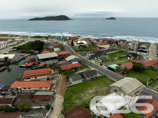 Terreno à Venda em Balneário Barra do Sul, SC - Oportunidade Imperdível - PERMUTA ATÉ 100%
Se você procura um terreno para investir ou realizar o projeto dos seus sonhos, esta é a oportunidade ideal! Localizado no coração de Balneário Barra do Sul, no Centro, este terreno possui características únicas e grande potencial de valorização. Estuda permuta por área construída.
Destaques do Terreno: Com quase 800 m² de área, este terreno oferece diversas possibilidades para construção. Esse terreno permite a criação de um empreendimento residencial e comercial, como um prédio de apartamentos com salas comerciais no térreo e garagem com acesso pelos fundos, otimizando o uso do espaço e proporcionando conveniência aos futuros moradores e lojistas.
Benefícios da Localização: A apenas poucos metros da praia e com fácil acesso aos principais pontos da cidade, o terreno está localizado em uma área que atrai turistas e moradores em busca de lazer e qualidade de vida. A proximidade com mercados, padarias, restaurantes e outras conveniências facilita o dia a dia, tornando-o uma escolha inteligente tanto para moradia quanto para investimento.
Agende uma visita e conheça de perto o potencial deste terreno! Essa pode ser a sua chance de realizar um grande projeto em uma das cidades mais encantadoras do litoral catarinense.
Entre em contato com a 636 Negócios Imobiliários e saiba mais sobre essa oportunidade exclusiva! Estamos à disposição para tirar todas as suas dúvidas e ajudar você a dar o próximo passo rumo ao sucesso no mercado imobiliário.
636 NEGÓCIOS IMOBILIÁRIOS: A SUA MELHOR ESCOLHA
Com mais de 30 anos de experiência, a 636 Negócios Imobiliários é sua parceira ideal para encontrar o imóvel perfeito. Estamos prontos para ajudá-lo a fazer deste imóvel o seu novo lar.
Telefone: (47) 3451-0636
WhatsApp: (47) 99190-0636
Não perca esta oportunidade única. Visite nosso site para mais informações: i636.com.br