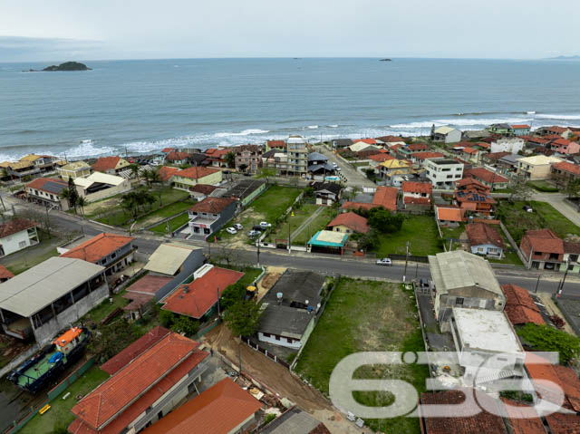 Terreno à Venda em Balneário Barra do Sul, SC - Oportunidade Imperdível - PERMUTA ATÉ 100%
Se você procura um terreno para investir ou realizar o projeto dos seus sonhos, esta é a oportunidade ideal! Localizado no coração de Balneário Barra do Sul, no Centro, este terreno possui características únicas e grande potencial de valorização. Estuda permuta por área construída.
Destaques do Terreno: Com quase 800 m² de área, este terreno oferece diversas possibilidades para construção. Esse terreno permite a criação de um empreendimento residencial e comercial, como um prédio de apartamentos com salas comerciais no térreo e garagem com acesso pelos fundos, otimizando o uso do espaço e proporcionando conveniência aos futuros moradores e lojistas.
Benefícios da Localização: A apenas poucos metros da praia e com fácil acesso aos principais pontos da cidade, o terreno está localizado em uma área que atrai turistas e moradores em busca de lazer e qualidade de vida. A proximidade com mercados, padarias, restaurantes e outras conveniências facilita o dia a dia, tornando-o uma escolha inteligente tanto para moradia quanto para investimento.
Agende uma visita e conheça de perto o potencial deste terreno! Essa pode ser a sua chance de realizar um grande projeto em uma das cidades mais encantadoras do litoral catarinense.
Entre em contato com a 636 Negócios Imobiliários e saiba mais sobre essa oportunidade exclusiva! Estamos à disposição para tirar todas as suas dúvidas e ajudar você a dar o próximo passo rumo ao sucesso no mercado imobiliário.
636 NEGÓCIOS IMOBILIÁRIOS: A SUA MELHOR ESCOLHA
Com mais de 30 anos de experiência, a 636 Negócios Imobiliários é sua parceira ideal para encontrar o imóvel perfeito. Estamos prontos para ajudá-lo a fazer deste imóvel o seu novo lar.
Telefone: (47) 3451-0636
WhatsApp: (47) 99190-0636
Não perca esta oportunidade única. Visite nosso site para mais informações: i636.com.br