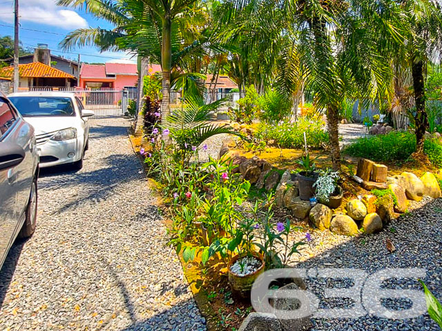 CASA DE ESQUINA COM SUÍTE + 2 QUARTOS NO BAIRRO PARANAGUAMIRIM - ESTUDA PERMUTA

Ao dispor de 197m² de área construída sobre imponentes 593m² de terreno, este belo imóvel apresenta em seu layout 1 suíte aconchegante, 2 dormitórios, home office, sala de estar, sala íntima, cozinha, despensa, 2 banheiros, área de serviço, espaço de festas com churrasqueira e 1 vaga de garagem coberta.

Além de enorme e com muito espaço livre para construir novas estruturas ou garantir a liberdade de sua família, o terreno é ornado por um jardim com plantas, árvores e cantinhos para o cultivo de hortaliças. É um ambiente super gostoso ao ar-livre para crianças e animais de estimação.

Em função de sua localidade, a residência usufrui da proximidade da Escola de Educação Básica Professora Juracy Maria Brosig, do Mini Mercado Novais, do CEI Monteiro Lobato, da Associação Ecos de Esperança, de transporte público e de outros estabelecimentos.

Ficou interessado? O que você está esperando!? Entre já em contato com a 636 e agende sua visita para conhecer pessoalmente este imóvel!

Consulte um de nossos corretores e saiba mais:
Telefone| 47 3451-0636
WhatsApp| 47 99190-0636

Imobiliária 636.