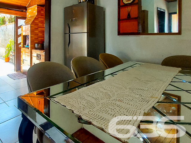 CASA DE ESQUINA COM SUÍTE + 2 QUARTOS NO BAIRRO PARANAGUAMIRIM - ESTUDA PERMUTA

Ao dispor de 197m² de área construída sobre imponentes 593m² de terreno, este belo imóvel apresenta em seu layout 1 suíte aconchegante, 2 dormitórios, home office, sala de estar, sala íntima, cozinha, despensa, 2 banheiros, área de serviço, espaço de festas com churrasqueira e 1 vaga de garagem coberta.

Além de enorme e com muito espaço livre para construir novas estruturas ou garantir a liberdade de sua família, o terreno é ornado por um jardim com plantas, árvores e cantinhos para o cultivo de hortaliças. É um ambiente super gostoso ao ar-livre para crianças e animais de estimação.

Em função de sua localidade, a residência usufrui da proximidade da Escola de Educação Básica Professora Juracy Maria Brosig, do Mini Mercado Novais, do CEI Monteiro Lobato, da Associação Ecos de Esperança, de transporte público e de outros estabelecimentos.

Ficou interessado? O que você está esperando!? Entre já em contato com a 636 e agende sua visita para conhecer pessoalmente este imóvel!

Consulte um de nossos corretores e saiba mais:
Telefone| 47 3451-0636
WhatsApp| 47 99190-0636

Imobiliária 636.