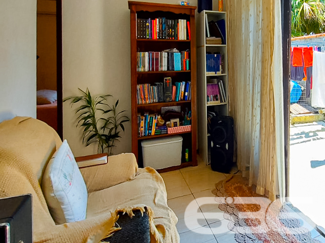 CASA DE ESQUINA COM SUÍTE + 2 QUARTOS NO BAIRRO PARANAGUAMIRIM - ESTUDA PERMUTA

Ao dispor de 197m² de área construída sobre imponentes 593m² de terreno, este belo imóvel apresenta em seu layout 1 suíte aconchegante, 2 dormitórios, home office, sala de estar, sala íntima, cozinha, despensa, 2 banheiros, área de serviço, espaço de festas com churrasqueira e 1 vaga de garagem coberta.

Além de enorme e com muito espaço livre para construir novas estruturas ou garantir a liberdade de sua família, o terreno é ornado por um jardim com plantas, árvores e cantinhos para o cultivo de hortaliças. É um ambiente super gostoso ao ar-livre para crianças e animais de estimação.

Em função de sua localidade, a residência usufrui da proximidade da Escola de Educação Básica Professora Juracy Maria Brosig, do Mini Mercado Novais, do CEI Monteiro Lobato, da Associação Ecos de Esperança, de transporte público e de outros estabelecimentos.

Ficou interessado? O que você está esperando!? Entre já em contato com a 636 e agende sua visita para conhecer pessoalmente este imóvel!

Consulte um de nossos corretores e saiba mais:
Telefone| 47 3451-0636
WhatsApp| 47 99190-0636

Imobiliária 636.