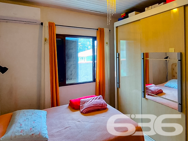 CASA DE ESQUINA COM SUÍTE + 2 QUARTOS NO BAIRRO PARANAGUAMIRIM - ESTUDA PERMUTA

Ao dispor de 197m² de área construída sobre imponentes 593m² de terreno, este belo imóvel apresenta em seu layout 1 suíte aconchegante, 2 dormitórios, home office, sala de estar, sala íntima, cozinha, despensa, 2 banheiros, área de serviço, espaço de festas com churrasqueira e 1 vaga de garagem coberta.

Além de enorme e com muito espaço livre para construir novas estruturas ou garantir a liberdade de sua família, o terreno é ornado por um jardim com plantas, árvores e cantinhos para o cultivo de hortaliças. É um ambiente super gostoso ao ar-livre para crianças e animais de estimação.

Em função de sua localidade, a residência usufrui da proximidade da Escola de Educação Básica Professora Juracy Maria Brosig, do Mini Mercado Novais, do CEI Monteiro Lobato, da Associação Ecos de Esperança, de transporte público e de outros estabelecimentos.

Ficou interessado? O que você está esperando!? Entre já em contato com a 636 e agende sua visita para conhecer pessoalmente este imóvel!

Consulte um de nossos corretores e saiba mais:
Telefone| 47 3451-0636
WhatsApp| 47 99190-0636

Imobiliária 636.