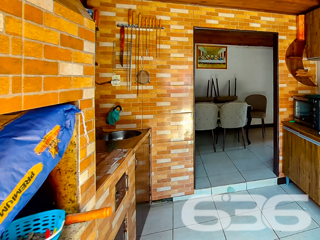 CASA DE ESQUINA COM SUÍTE + 2 QUARTOS NO BAIRRO PARANAGUAMIRIM - ESTUDA PERMUTA

Ao dispor de 197m² de área construída sobre imponentes 593m² de terreno, este belo imóvel apresenta em seu layout 1 suíte aconchegante, 2 dormitórios, home office, sala de estar, sala íntima, cozinha, despensa, 2 banheiros, área de serviço, espaço de festas com churrasqueira e 1 vaga de garagem coberta.

Além de enorme e com muito espaço livre para construir novas estruturas ou garantir a liberdade de sua família, o terreno é ornado por um jardim com plantas, árvores e cantinhos para o cultivo de hortaliças. É um ambiente super gostoso ao ar-livre para crianças e animais de estimação.

Em função de sua localidade, a residência usufrui da proximidade da Escola de Educação Básica Professora Juracy Maria Brosig, do Mini Mercado Novais, do CEI Monteiro Lobato, da Associação Ecos de Esperança, de transporte público e de outros estabelecimentos.

Ficou interessado? O que você está esperando!? Entre já em contato com a 636 e agende sua visita para conhecer pessoalmente este imóvel!

Consulte um de nossos corretores e saiba mais:
Telefone| 47 3451-0636
WhatsApp| 47 99190-0636

Imobiliária 636.